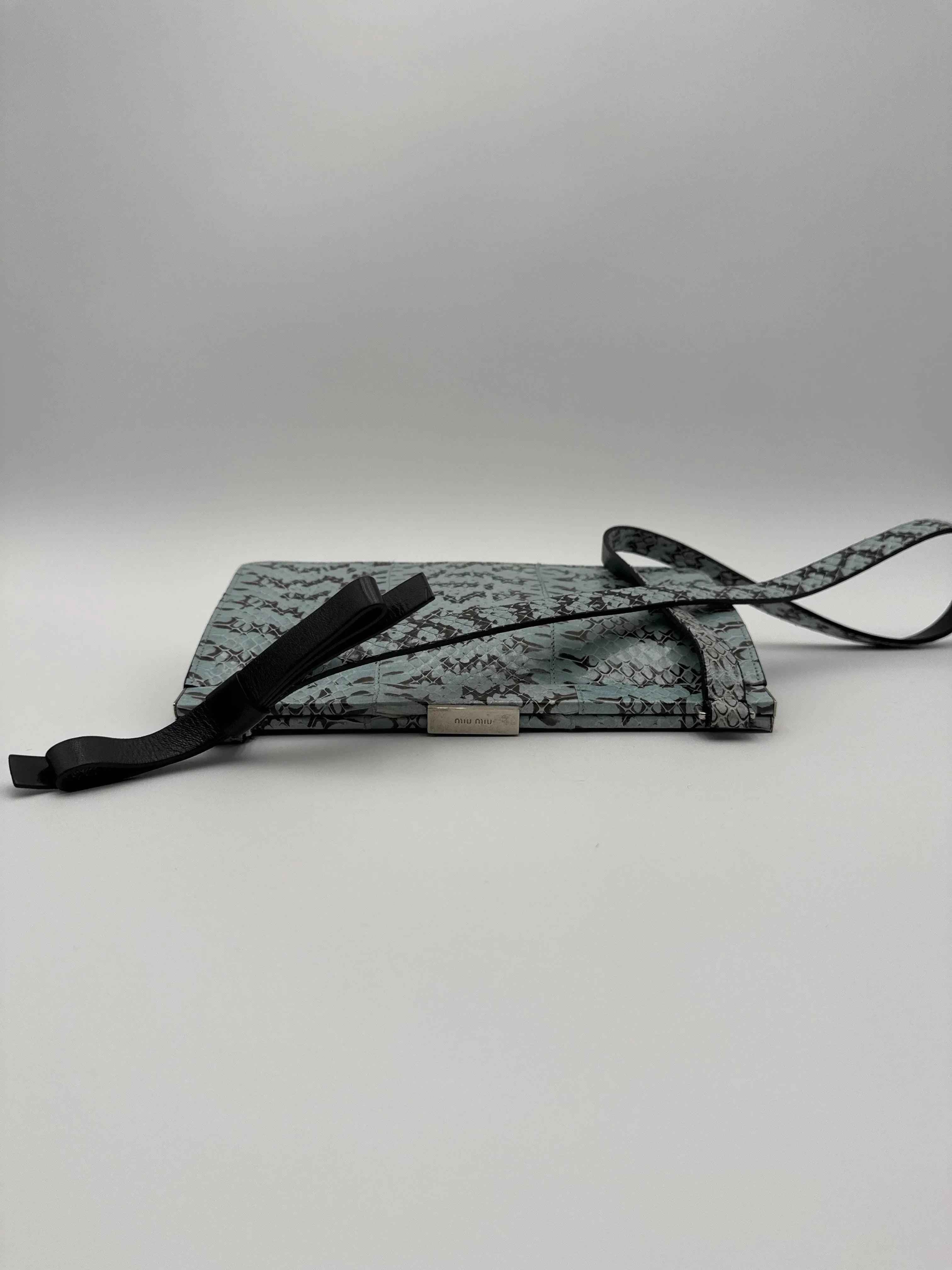 Miu Miu Borsa a Tracolla Vintage in Pelle di Pitone Celeste