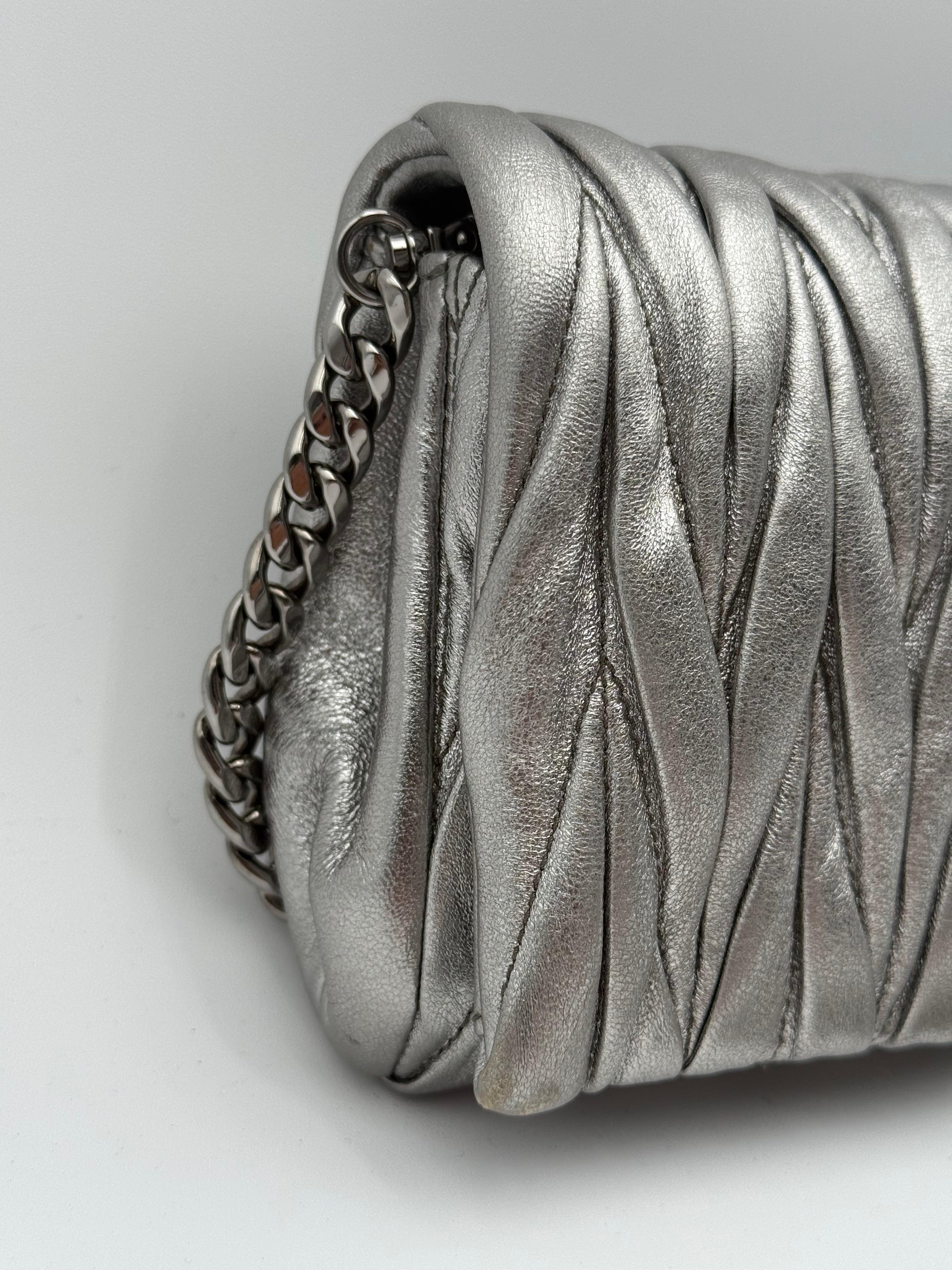 Miu Miu Borsa a Tracolla in Pelle Matelassé Argento - Mercatino di Ninni