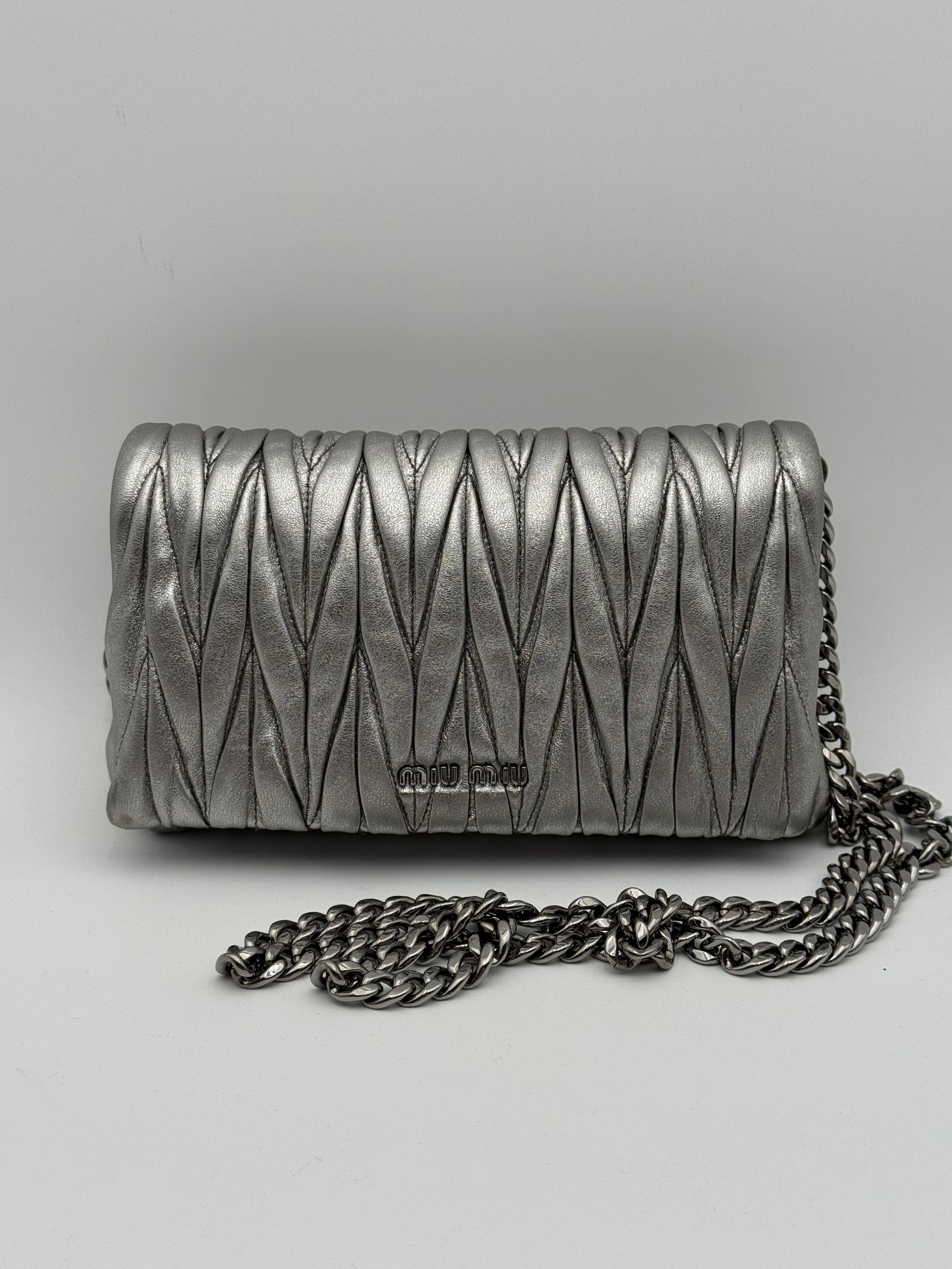 Miu Miu Borsa a Tracolla in Pelle Matelassé Argento - Mercatino di Ninni