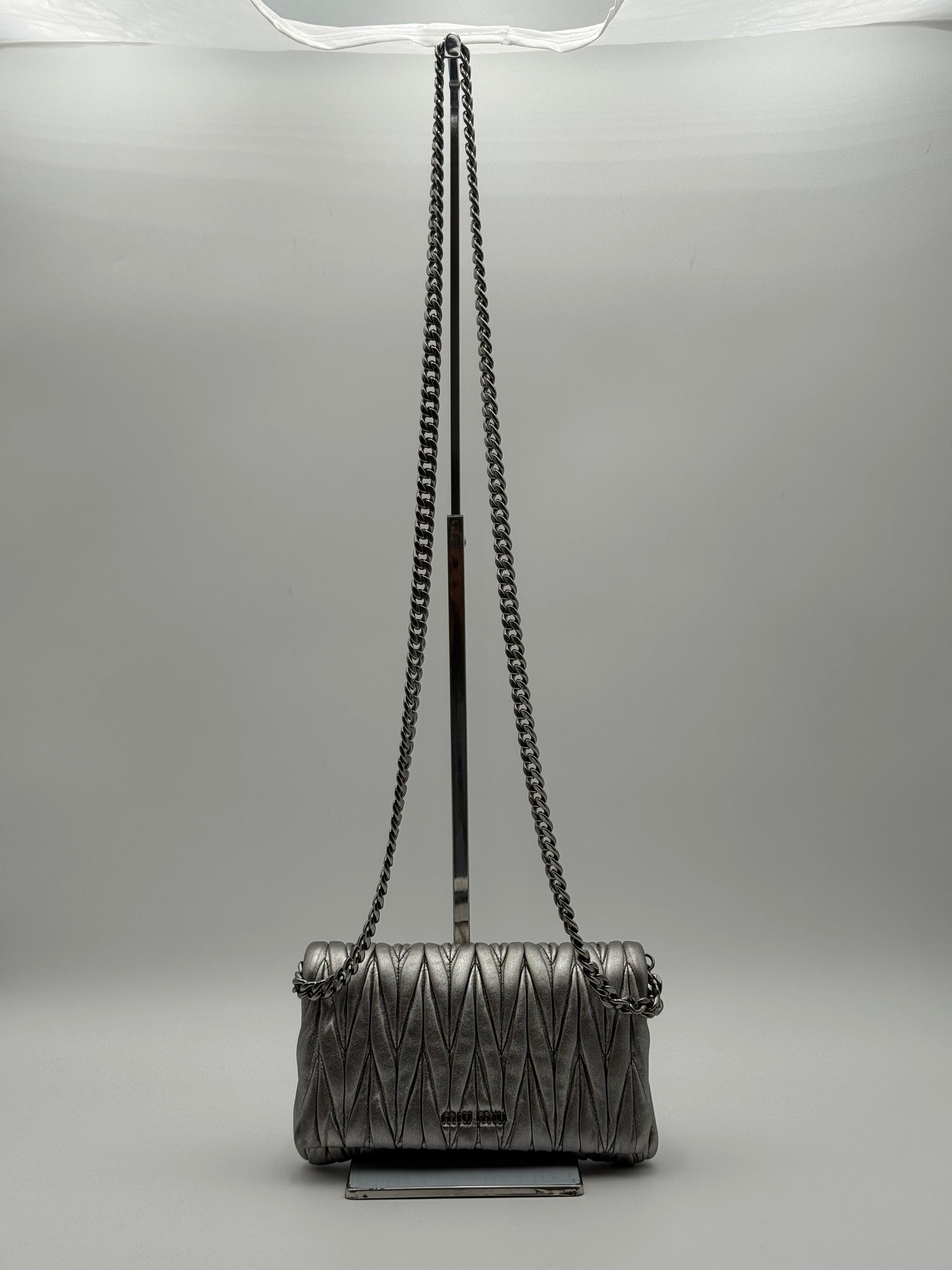 Miu Miu Borsa a Tracolla in Pelle Matelassé Argento - Mercatino di Ninni
