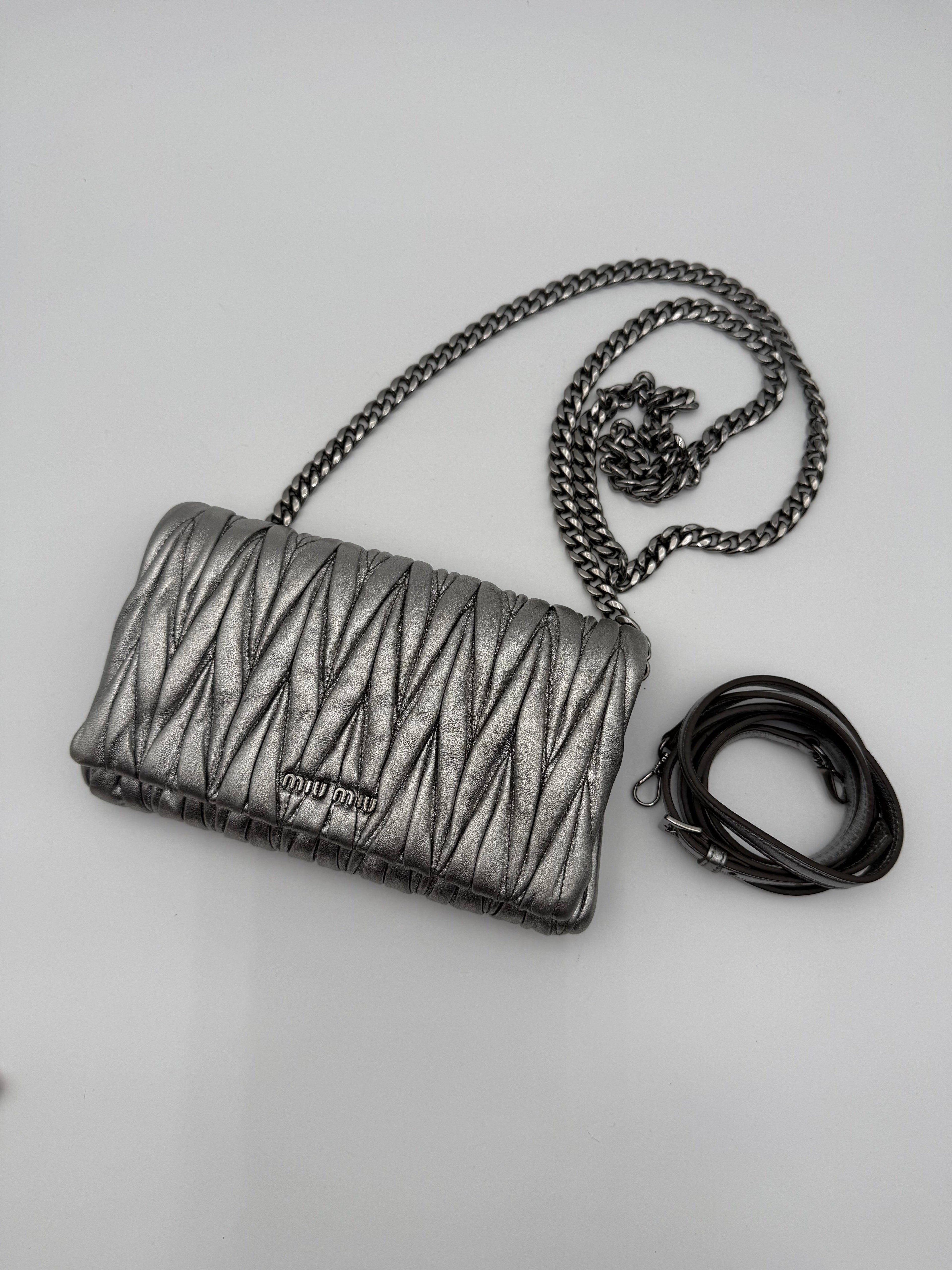 Miu Miu Borsa a Tracolla in Pelle Matelassé Argento - Mercatino di Ninni