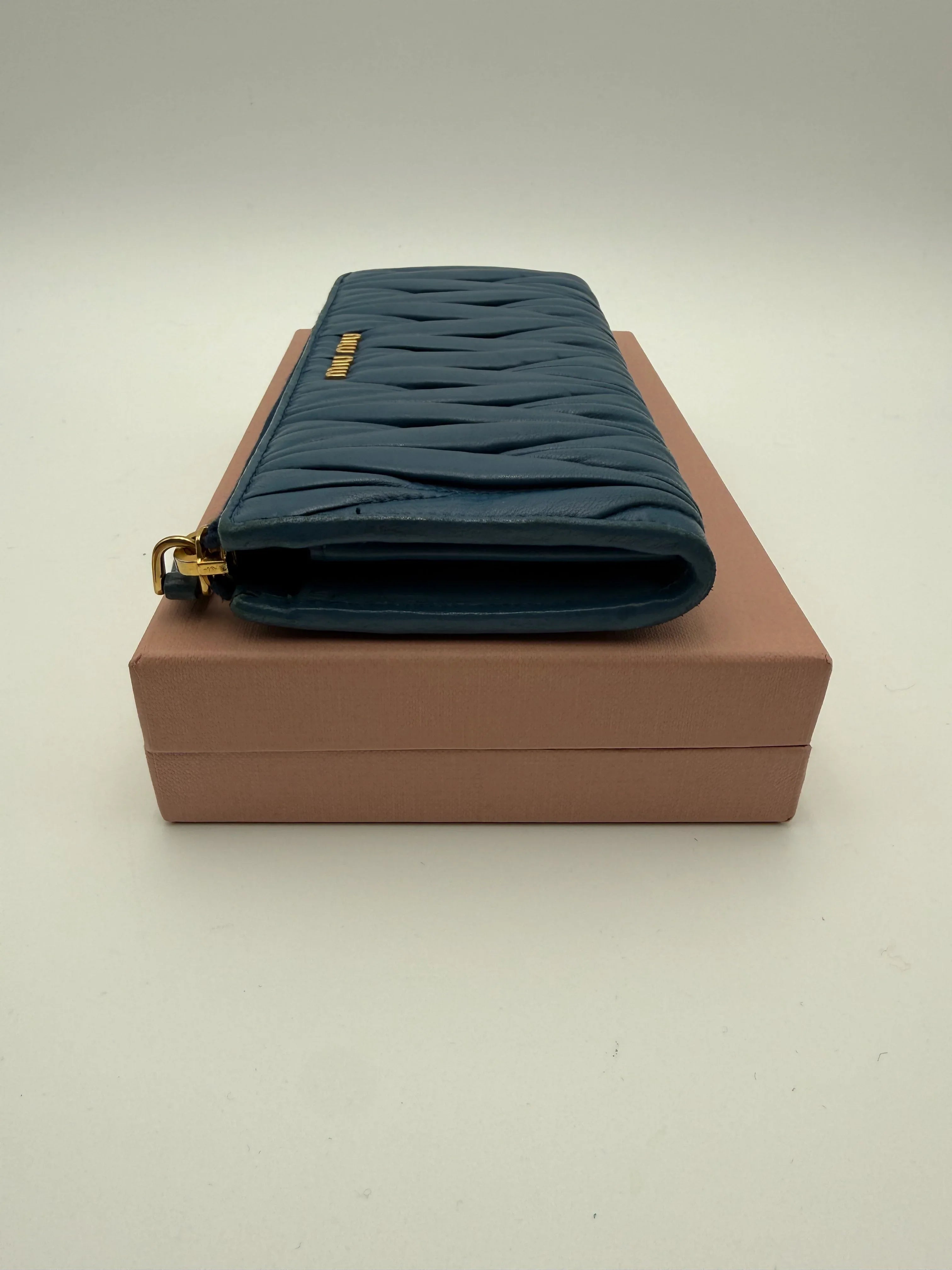 Miu Miu Portafoglio in Pelle Matelassé Blu Cobalto - Mercatino di Ninni