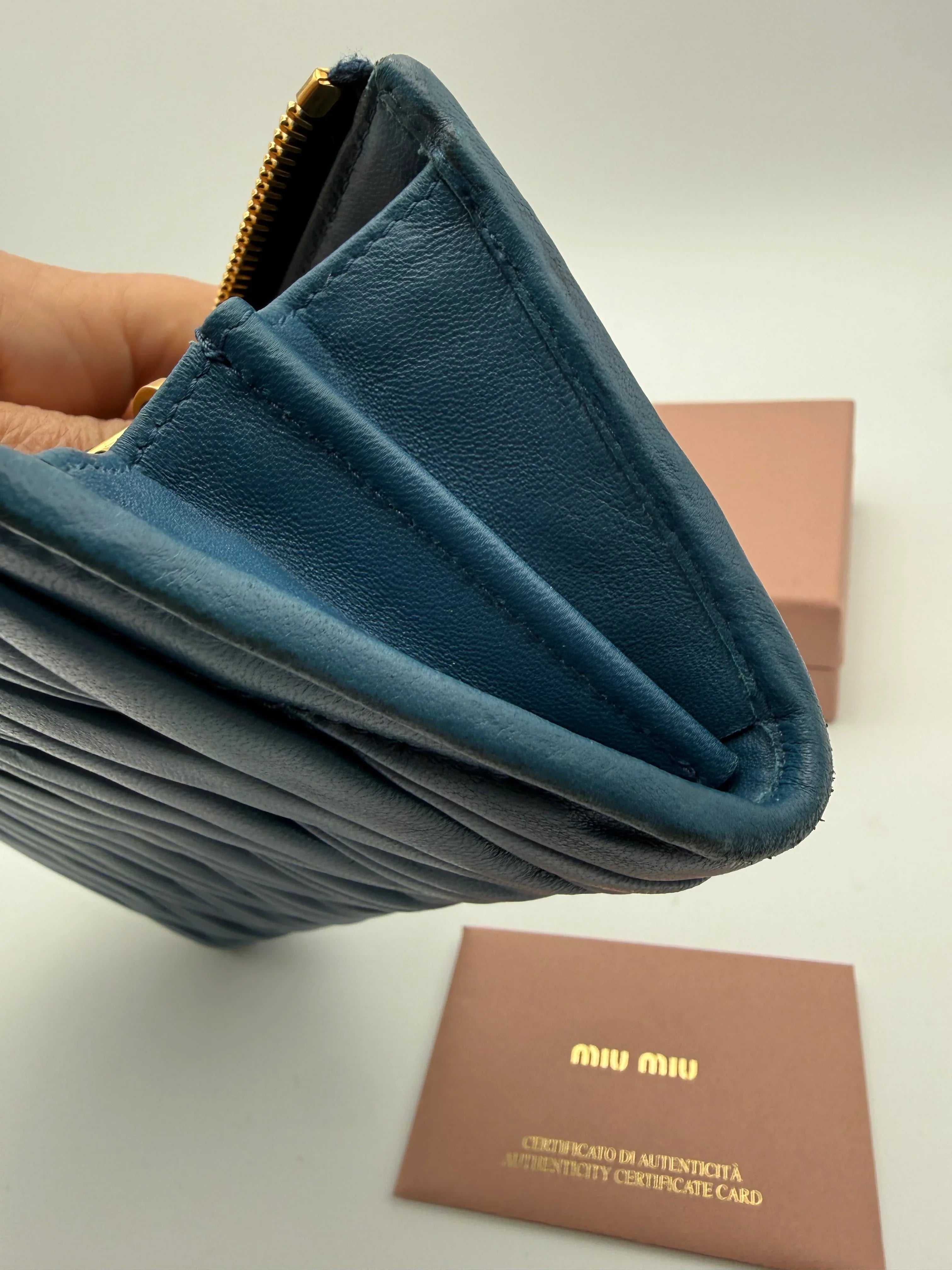 Miu Miu Portafoglio in Pelle Matelassé Blu Cobalto - Mercatino di Ninni