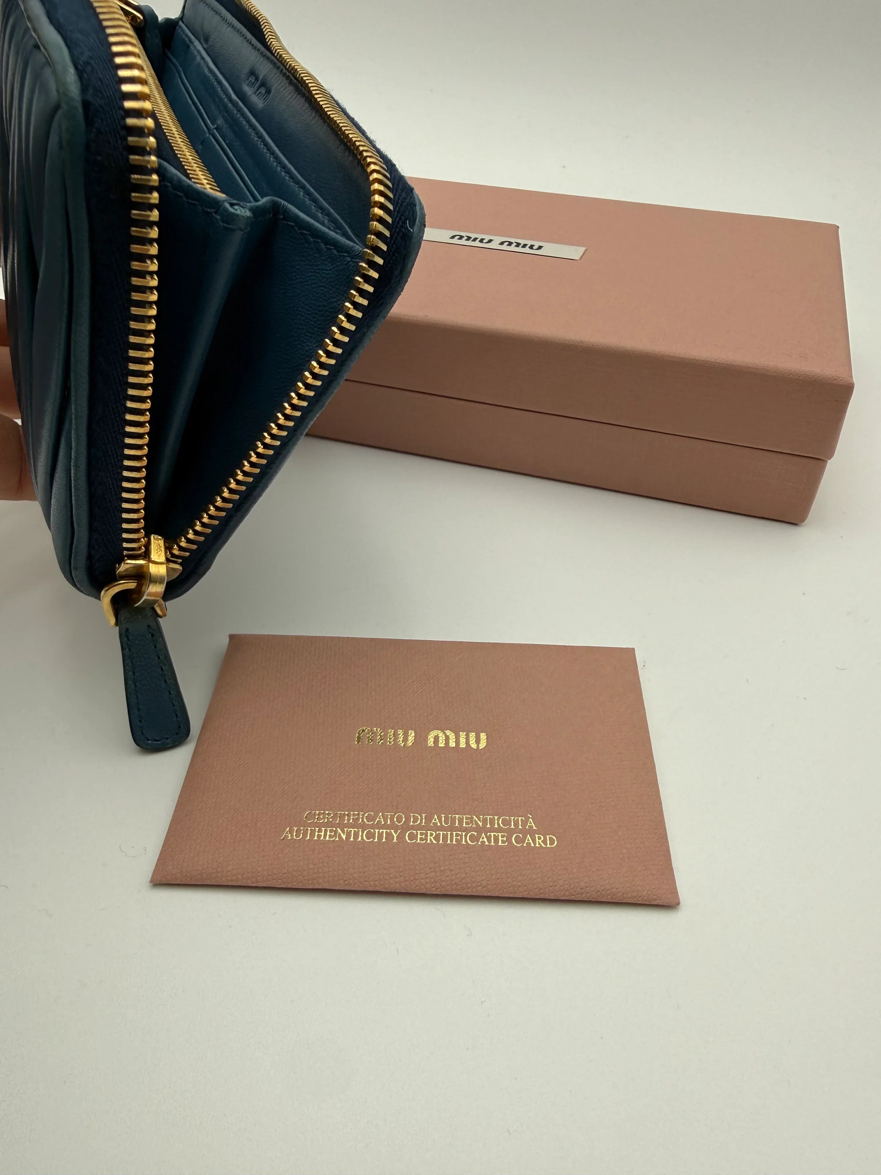 Miu Miu Portafoglio in Pelle Matelassé Blu Cobalto - Mercatino di Ninni