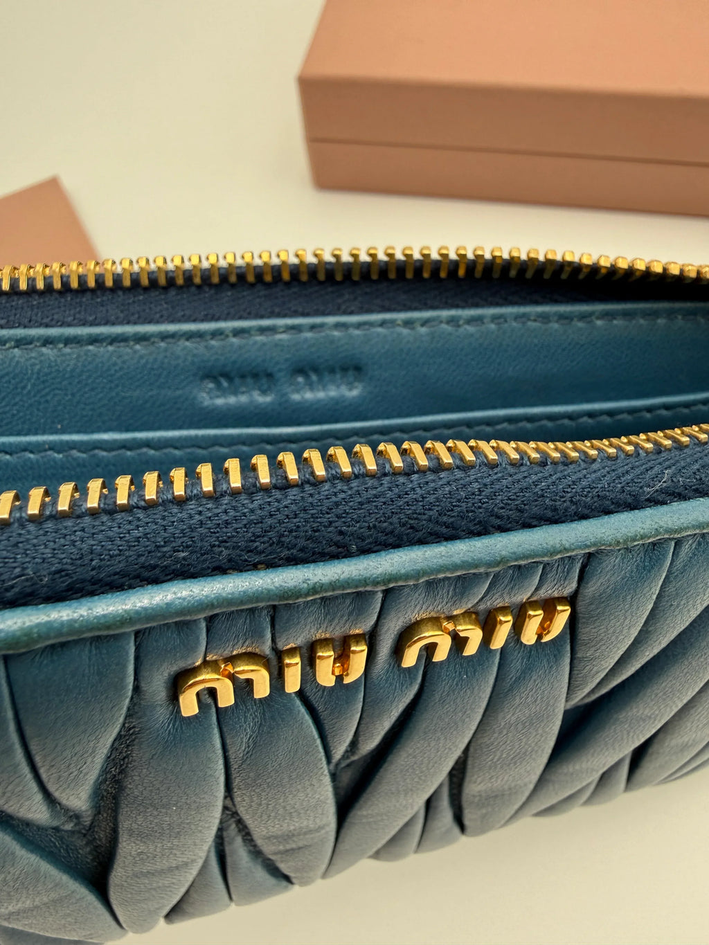 Miu Miu Portafoglio in Pelle Matelassé Blu Cobalto - Mercatino di Ninni