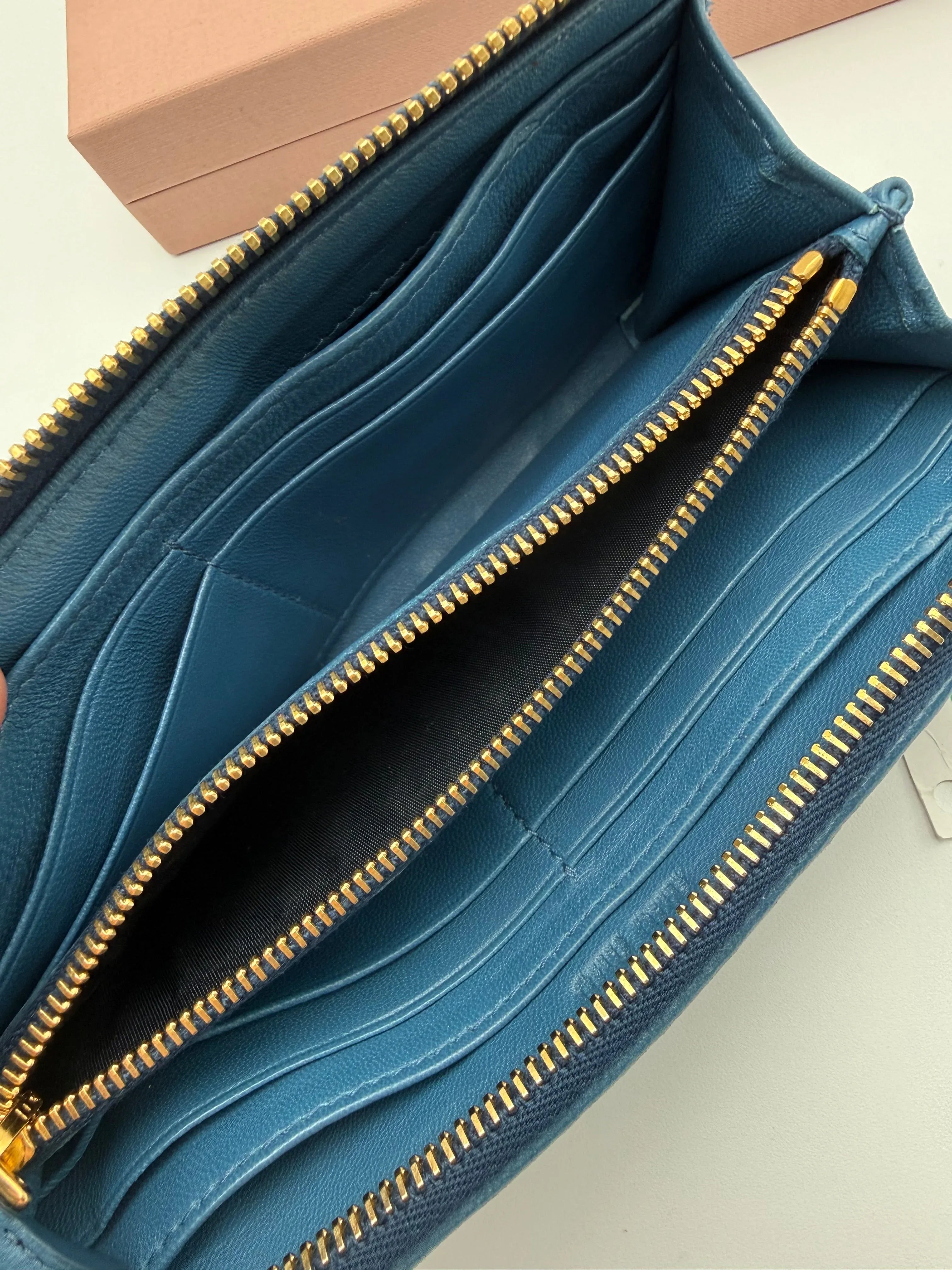 Miu Miu Portafoglio in Pelle Matelassé Blu Cobalto - Mercatino di Ninni