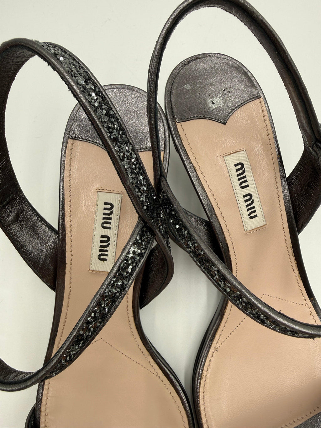 Miu Miu Sandali in Pelle Metallizzata e Glitter Grigi - Mercatino di Ninni