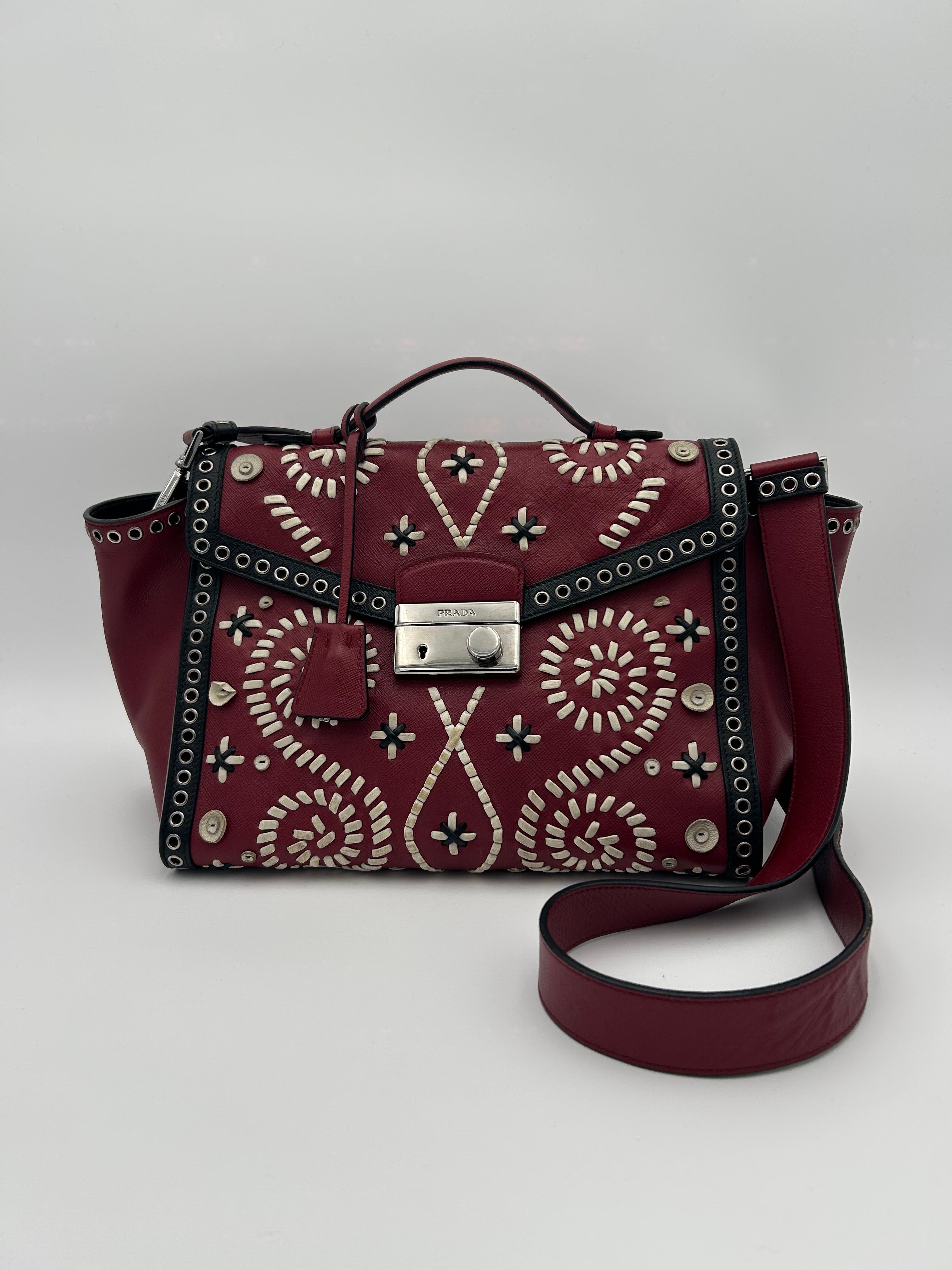 Prada Borsa in Pelle Saffiano con Decorazioni Bordeaux Prada