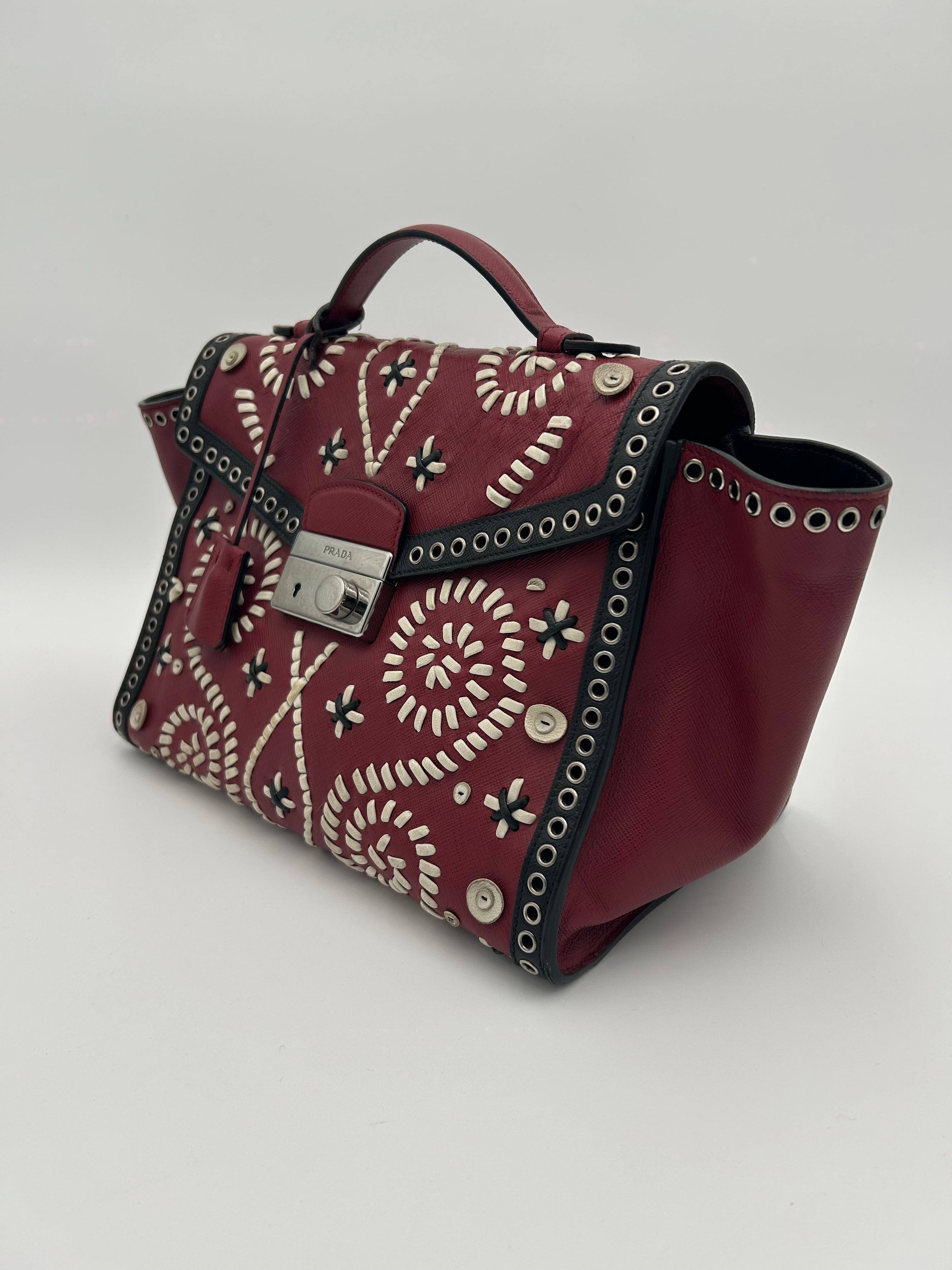 Prada Borsa in Pelle Saffiano con Decorazioni Bordeaux Prada