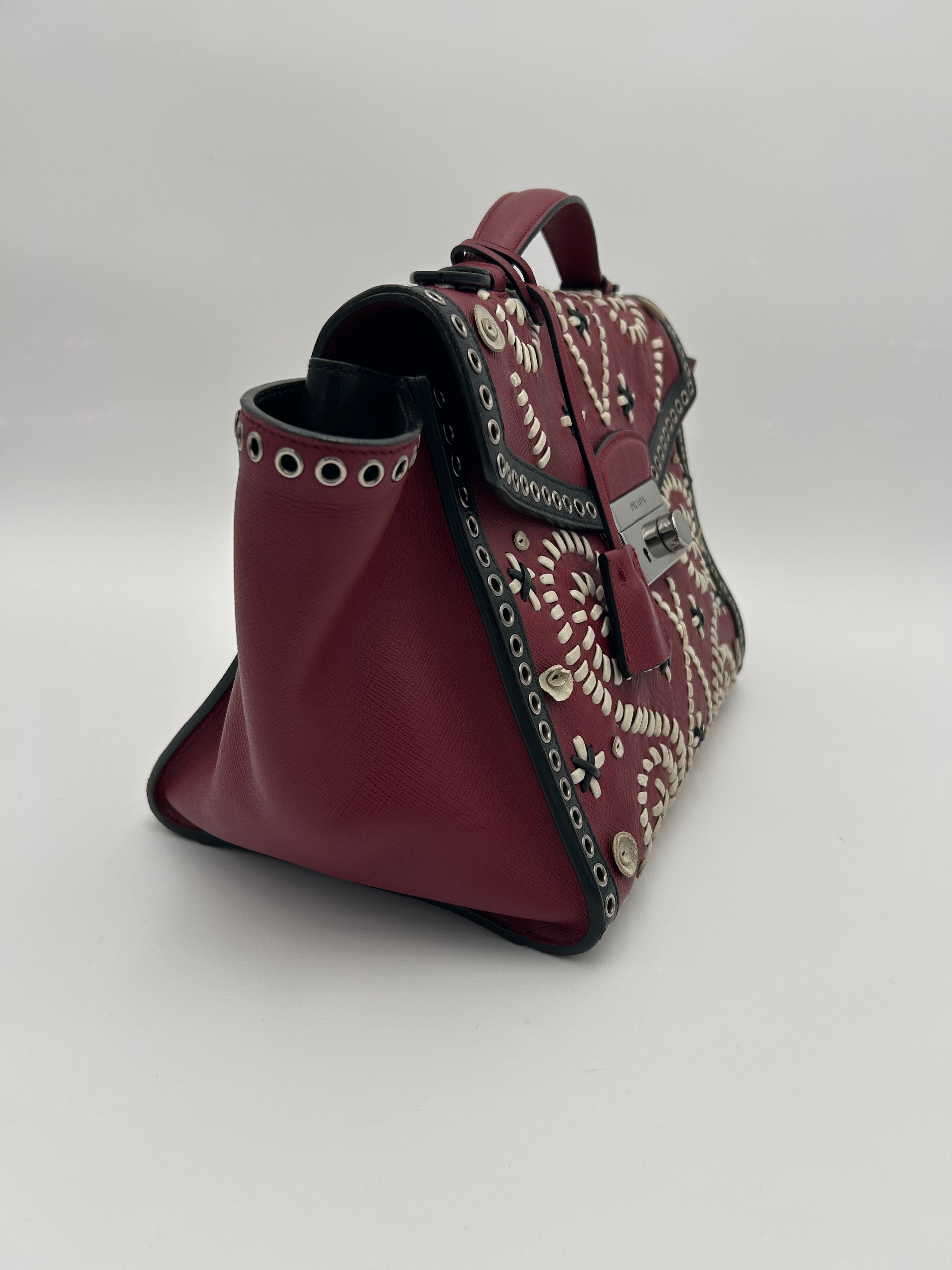 Prada Borsa in Pelle Saffiano con Decorazioni Bordeaux Prada