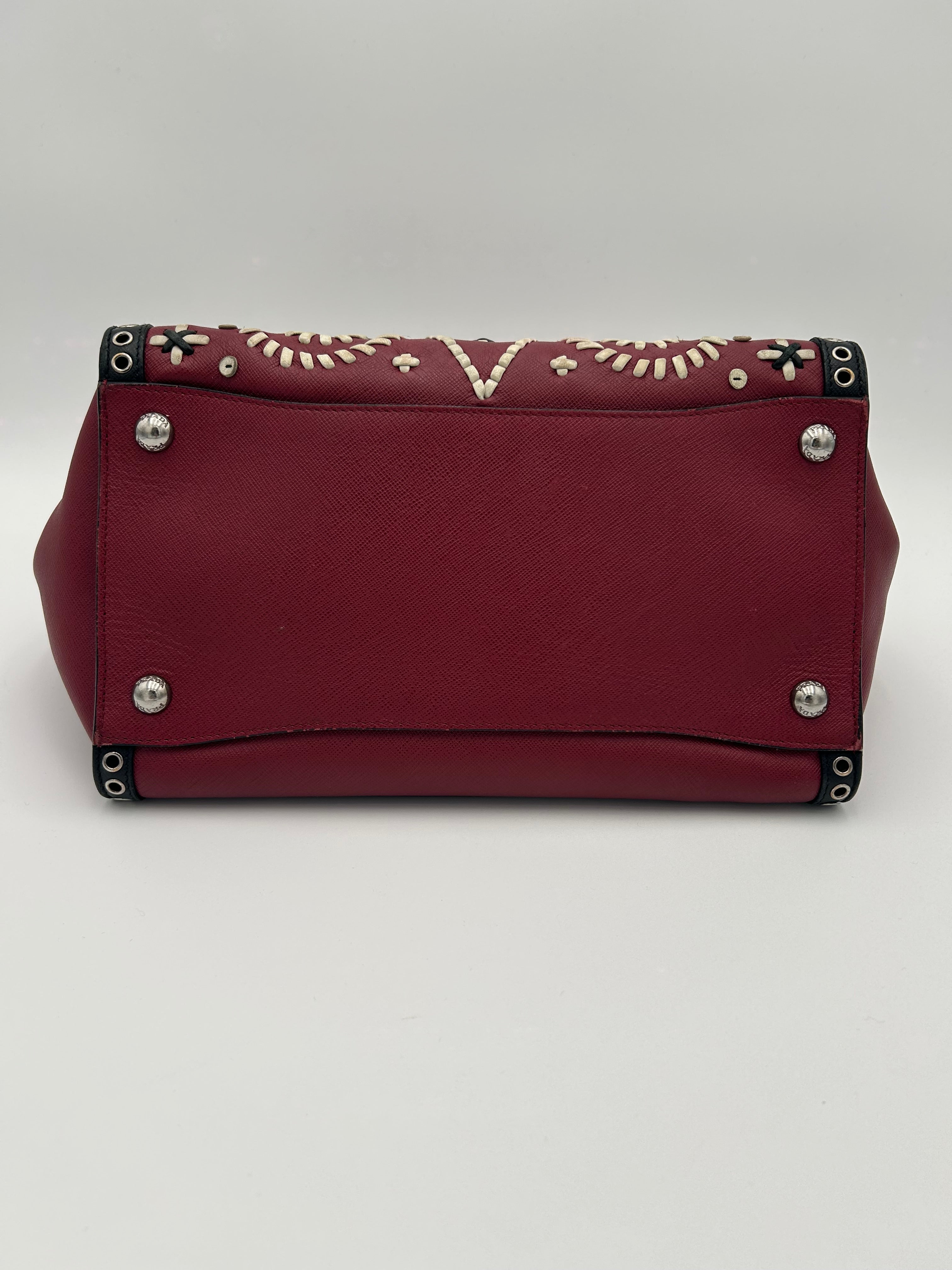 Prada Borsa in Pelle Saffiano con Decorazioni Bordeaux Prada