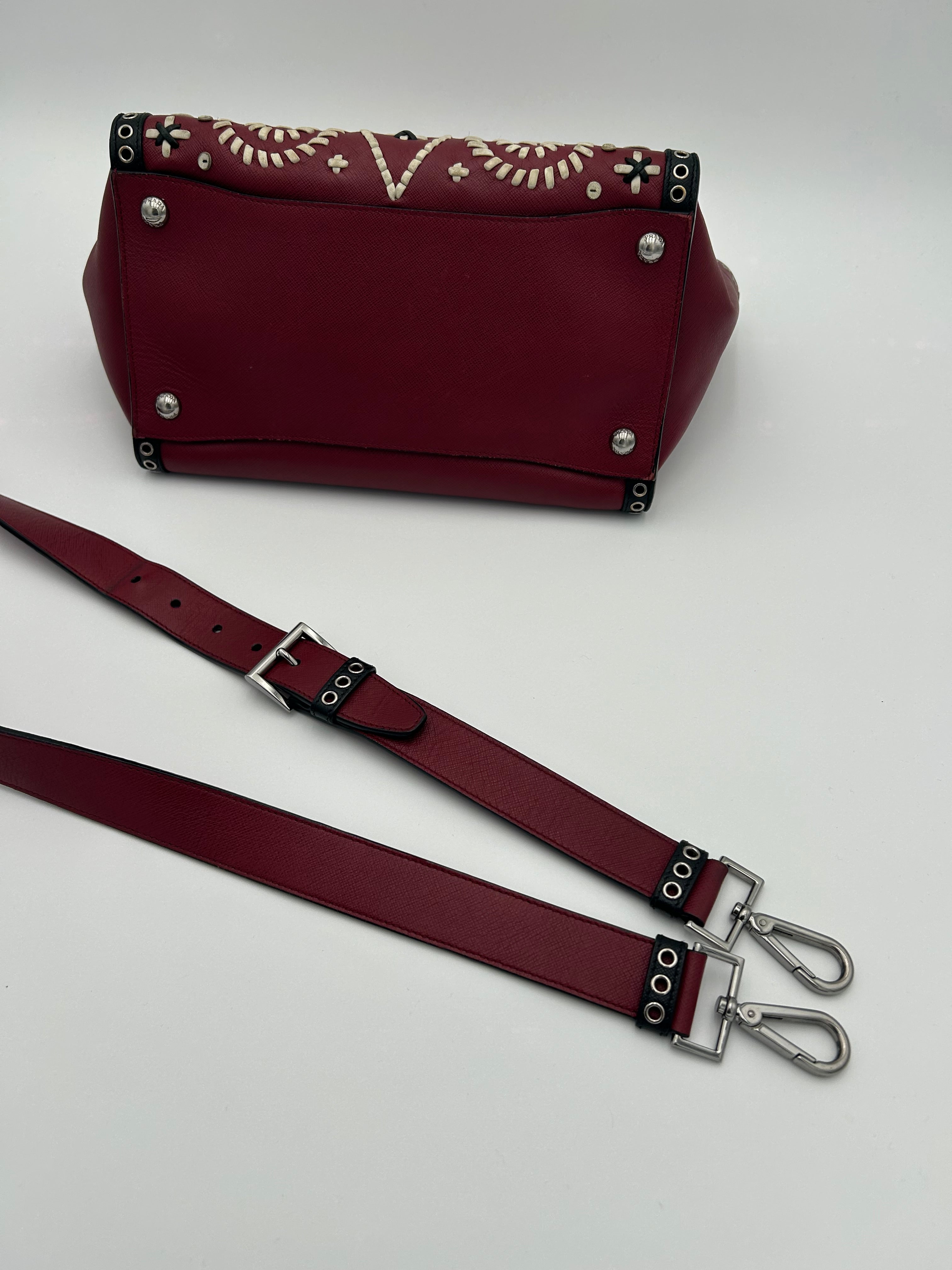 Prada Borsa in Pelle Saffiano con Decorazioni Bordeaux Prada