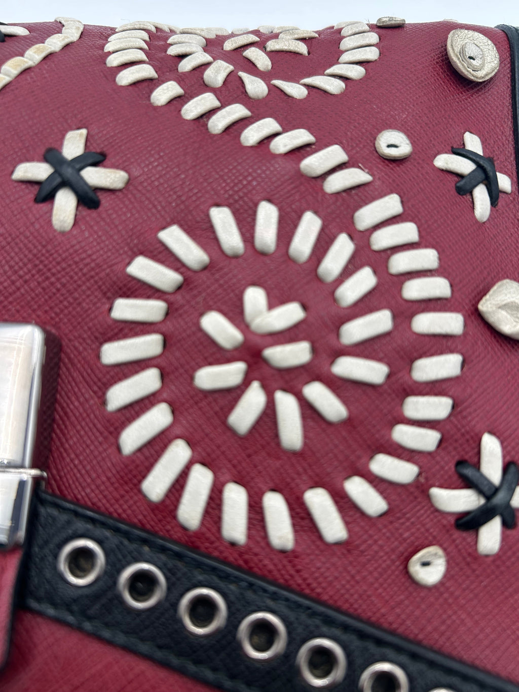 Prada Borsa in Pelle Saffiano con Decorazioni Bordeaux Prada