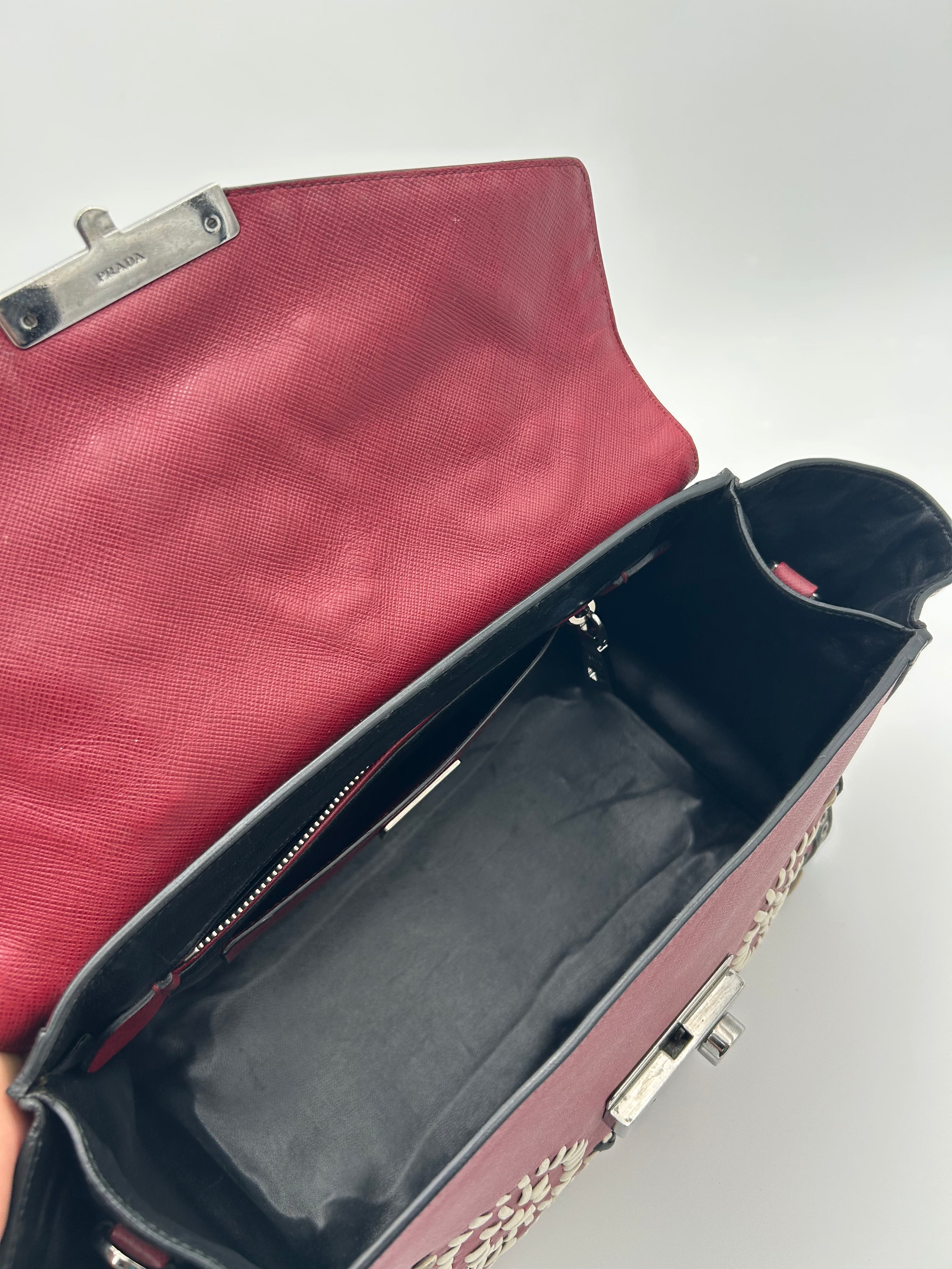 Prada Borsa in Pelle Saffiano con Decorazioni Bordeaux Prada