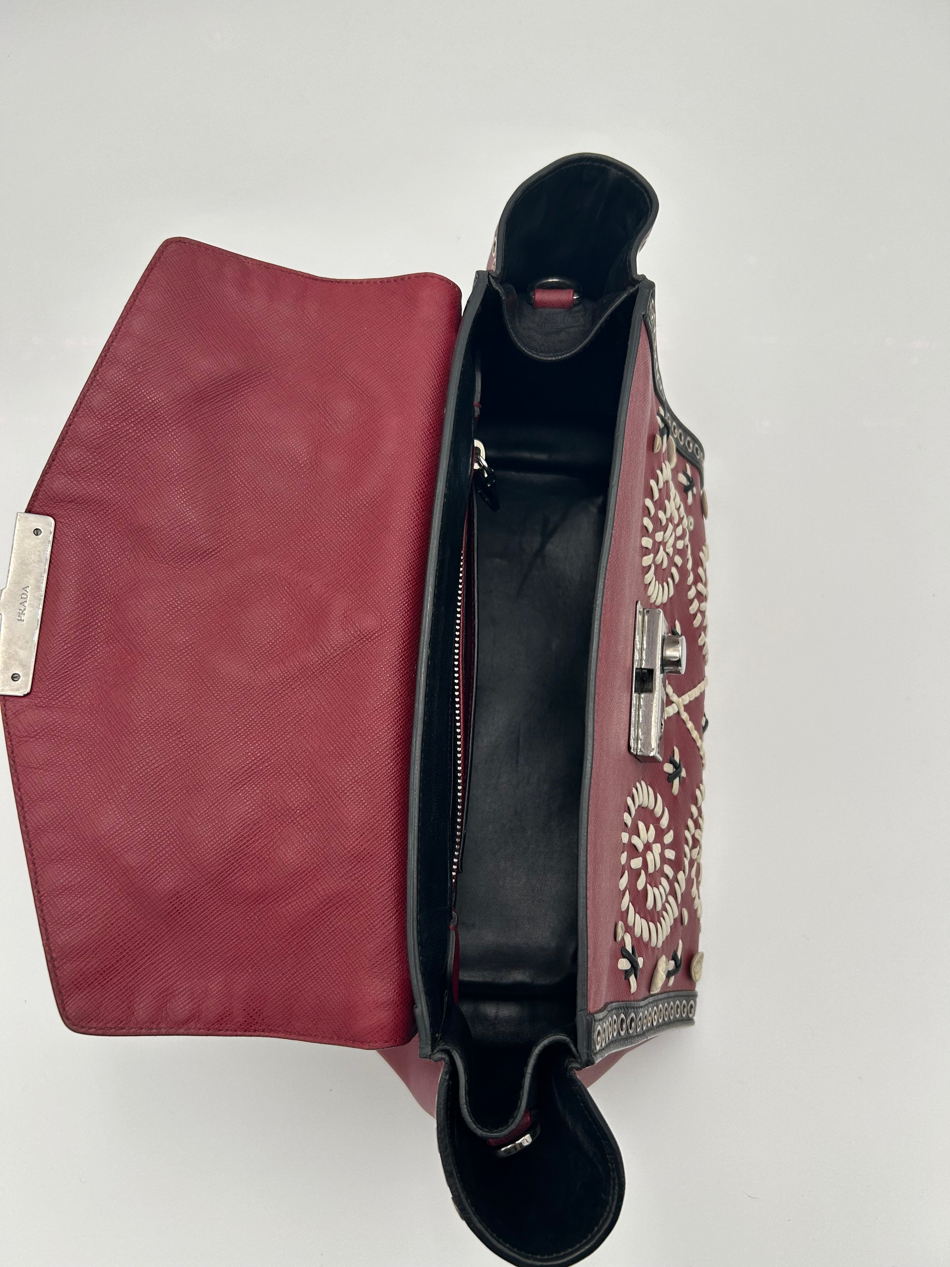 Prada Borsa in Pelle Saffiano con Decorazioni Bordeaux Prada