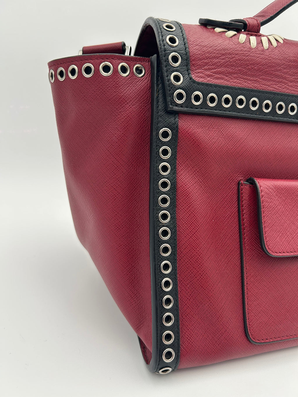 Prada Borsa in Pelle Saffiano con Decorazioni Bordeaux Prada