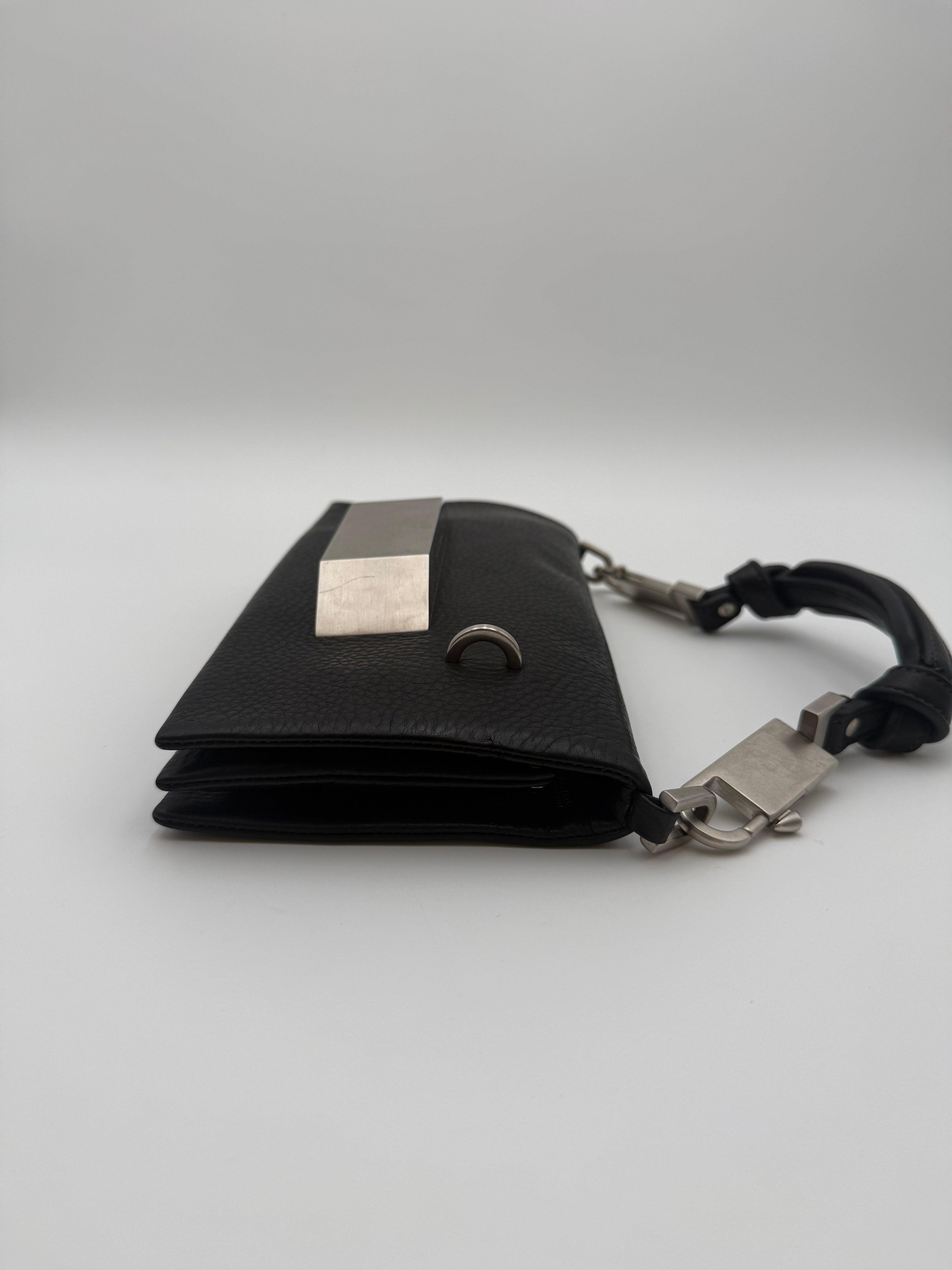 Rick Owens Borsa Mini in Pelle Martellata Nera con Dettaglio Hardware Monumentale