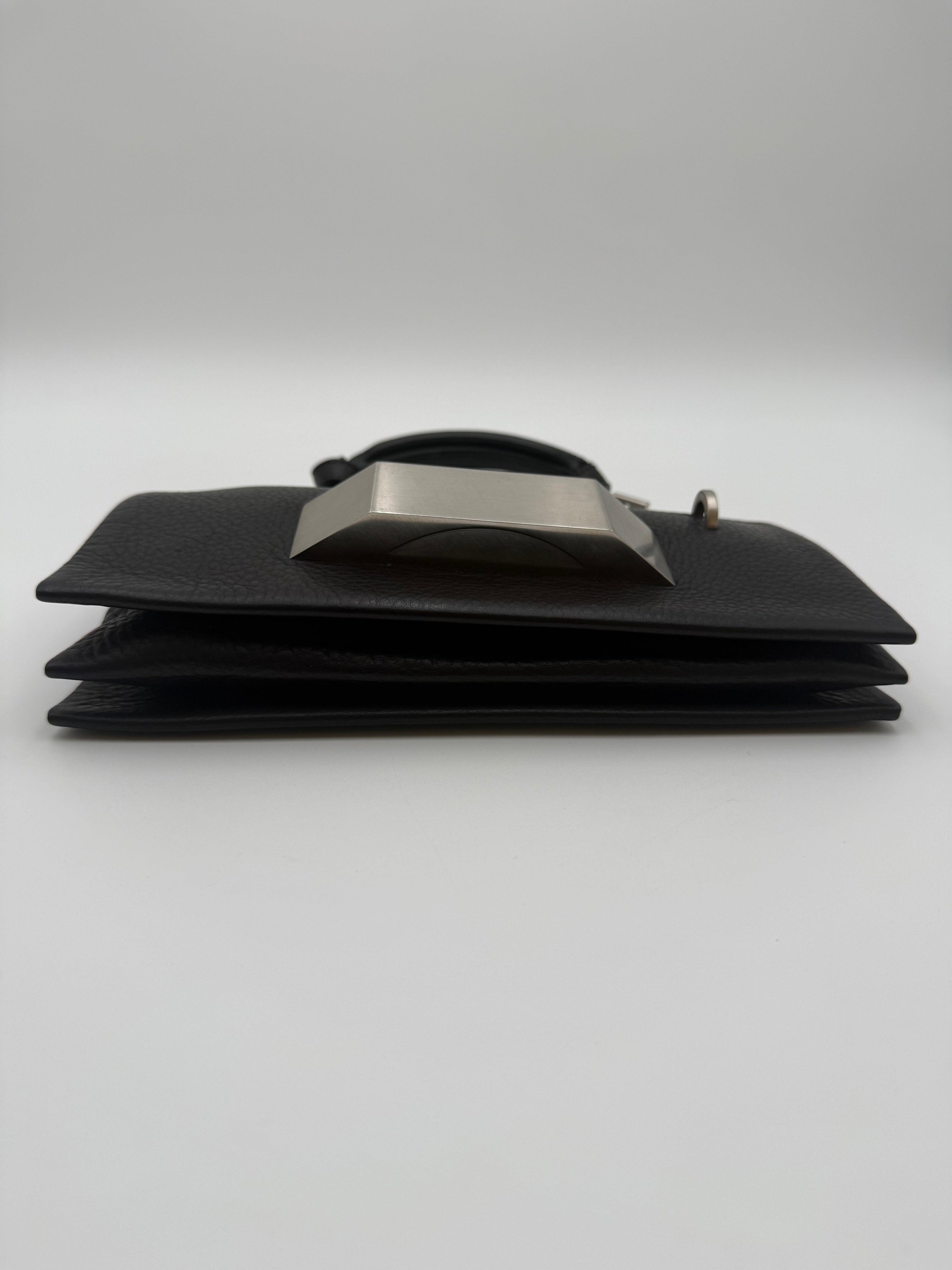 Rick Owens Borsa Mini in Pelle Martellata Nera con Dettaglio Hardware Monumentale