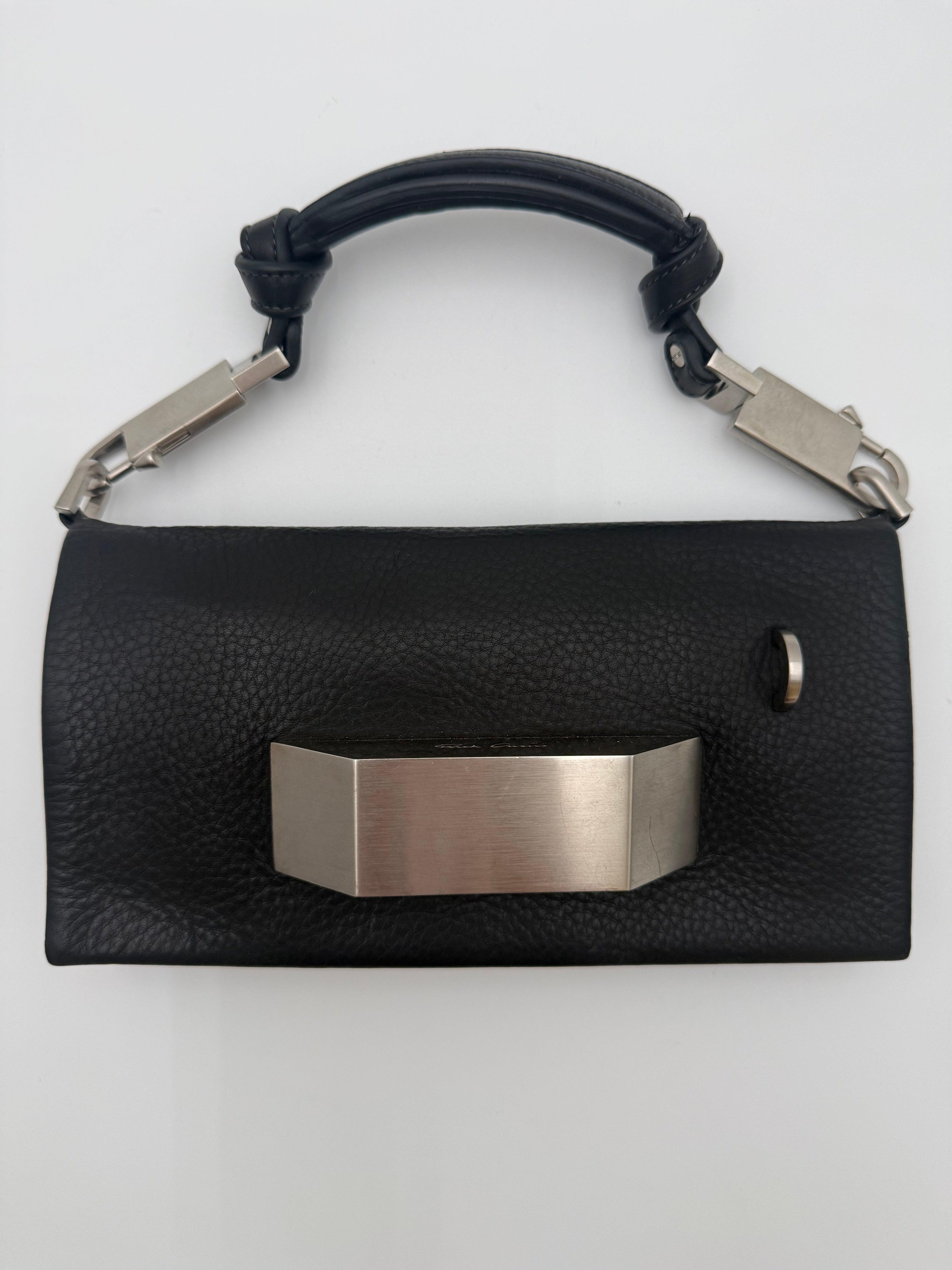 Rick Owens Borsa Mini in Pelle Martellata Nera con Dettaglio Hardware Monumentale