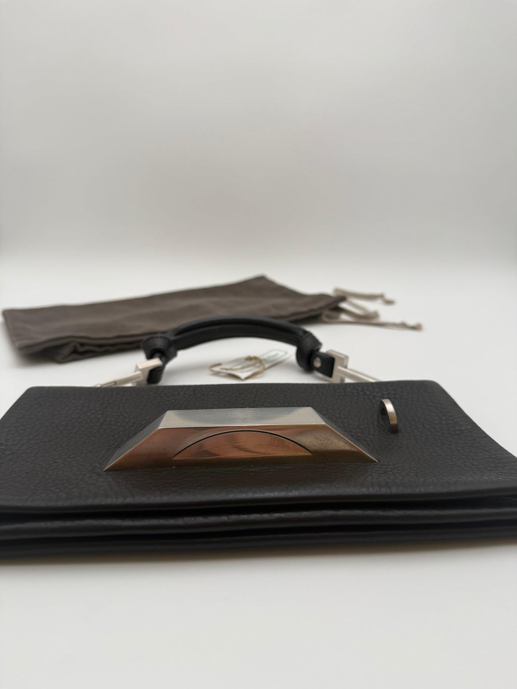 Rick Owens Borsa Mini in Pelle Martellata Nera con Dettaglio Hardware Monumentale - Mercatino di Ninni