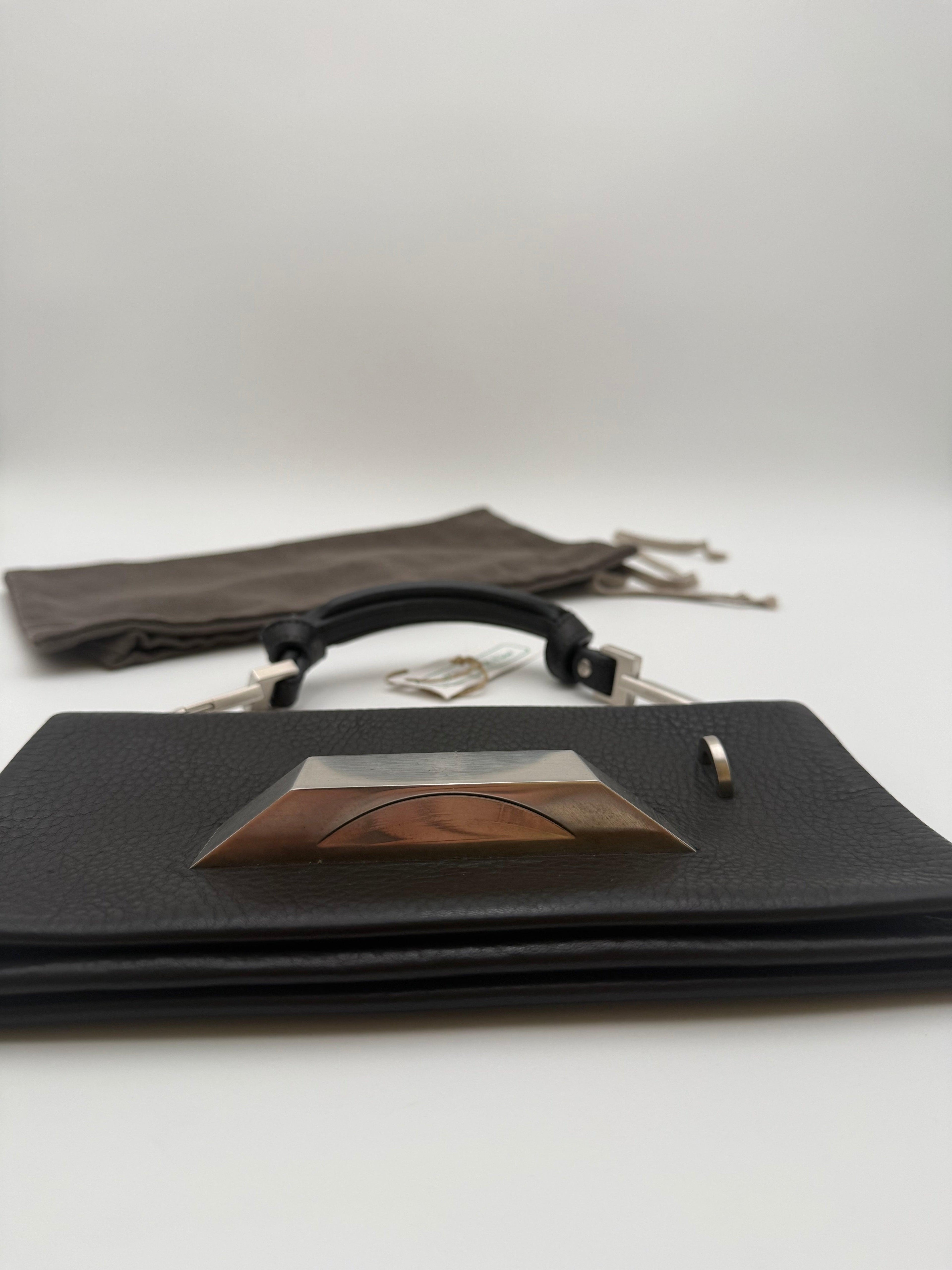 Rick Owens Borsa Mini in Pelle Martellata Nera con Dettaglio Hardware Monumentale - Mercatino di Ninni