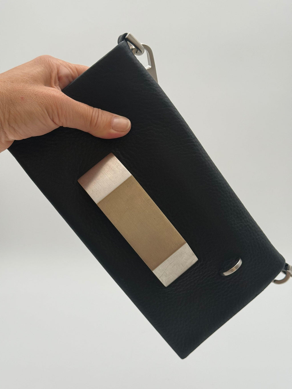 Rick Owens Borsa Mini in Pelle Martellata Nera con Dettaglio Hardware Monumentale - Mercatino di Ninni
