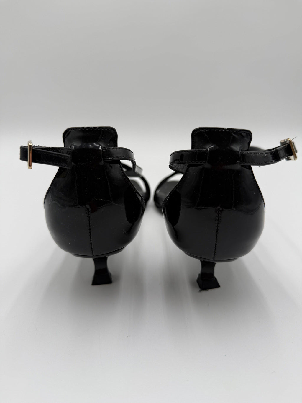 Roger Vivier Sandali con Cinturino Incrociato in Vernice Nera