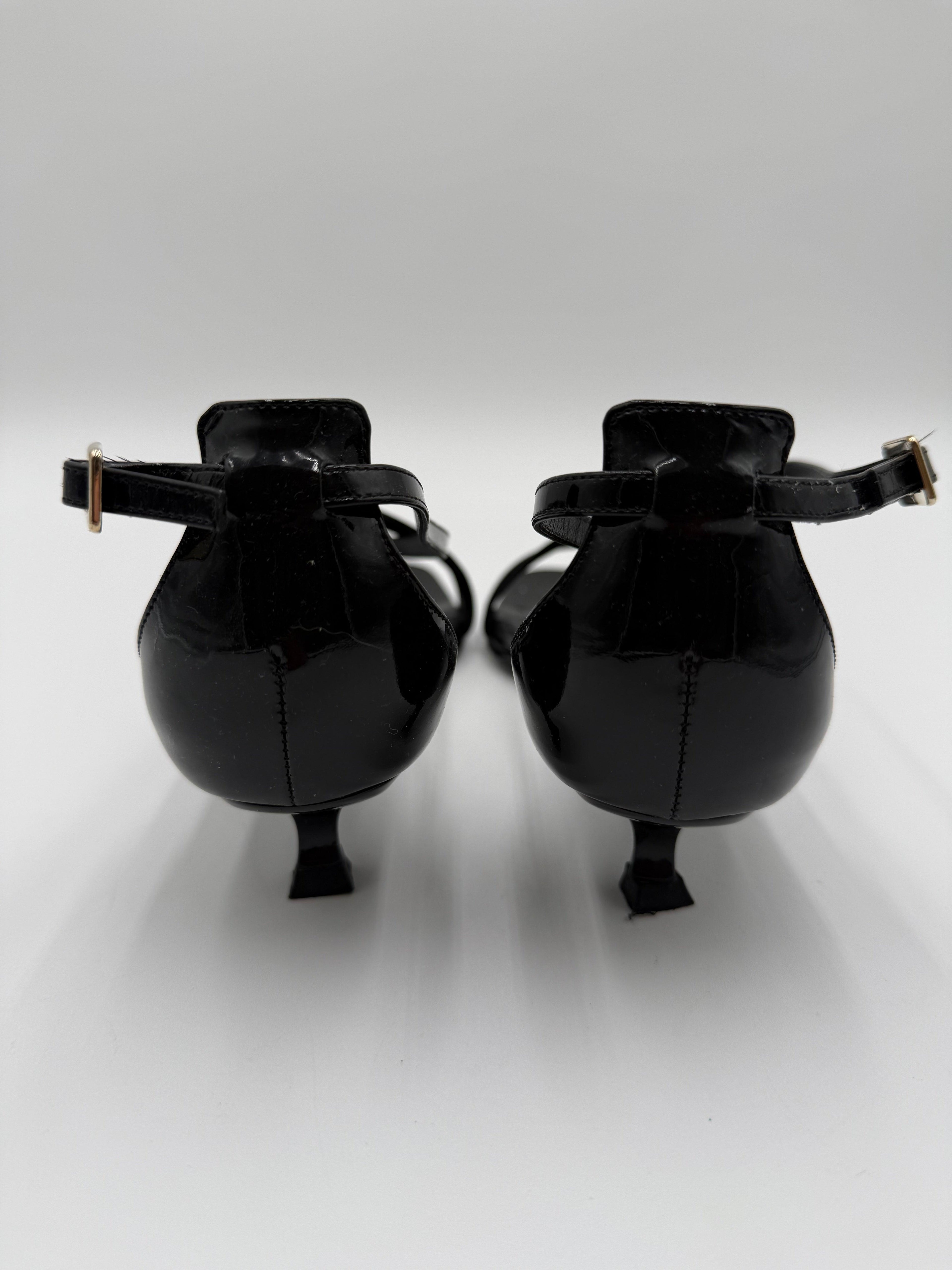Roger Vivier Sandali con Cinturino Incrociato in Vernice Nera