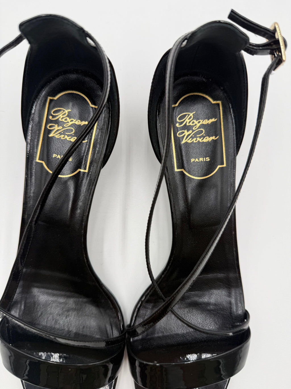 Roger Vivier Sandali con Cinturino Incrociato in Vernice Nera