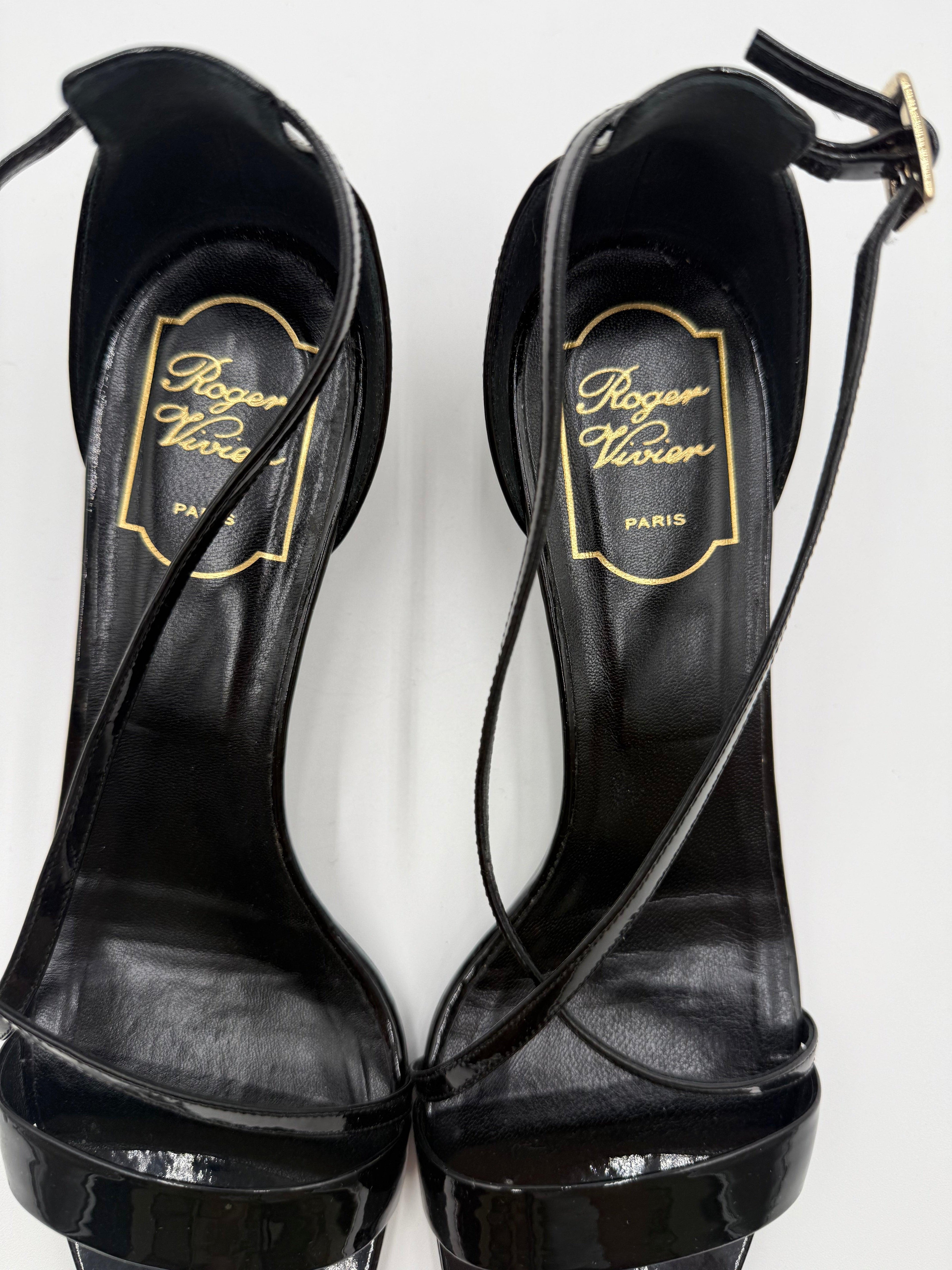 Roger Vivier Sandali con Cinturino Incrociato in Vernice Nera