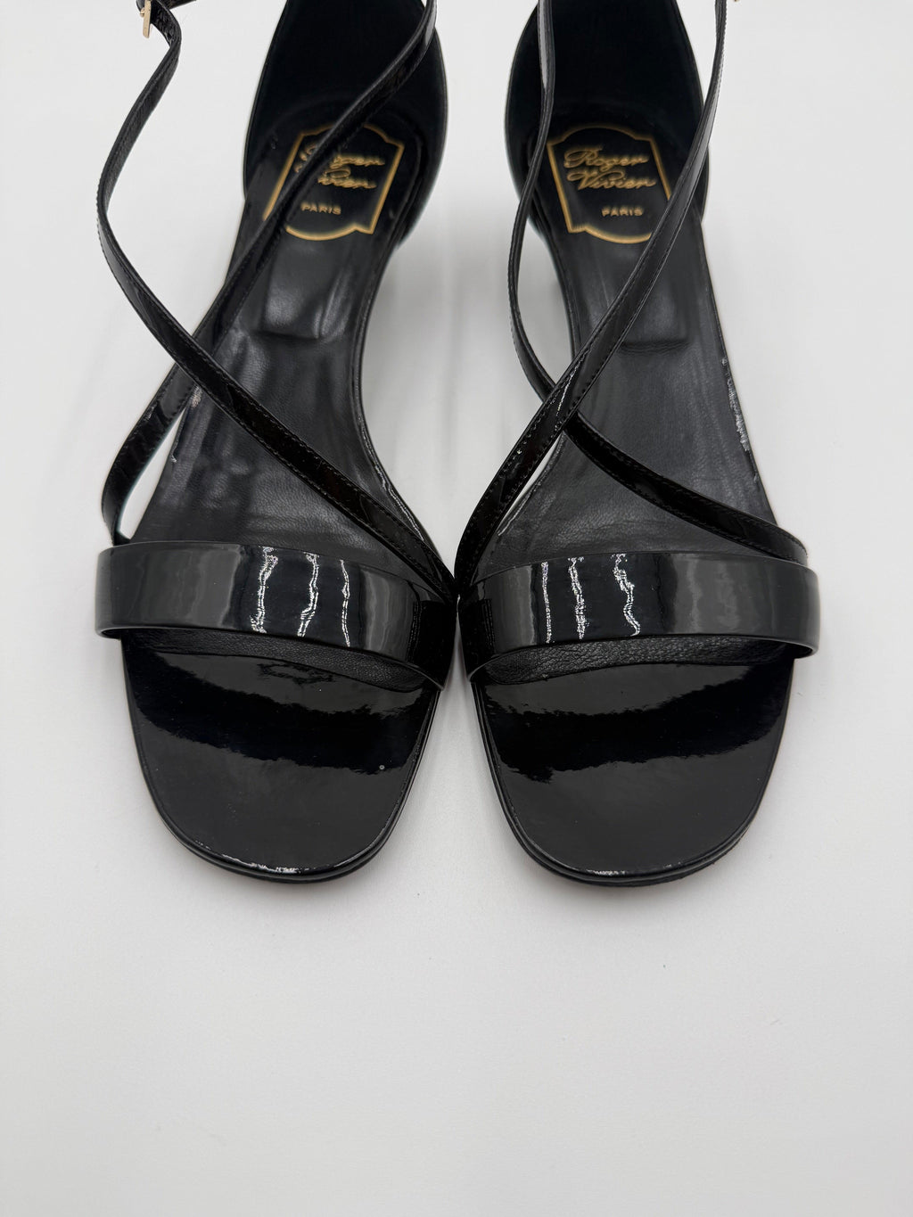 Roger Vivier Sandali con Cinturino Incrociato in Vernice Nera