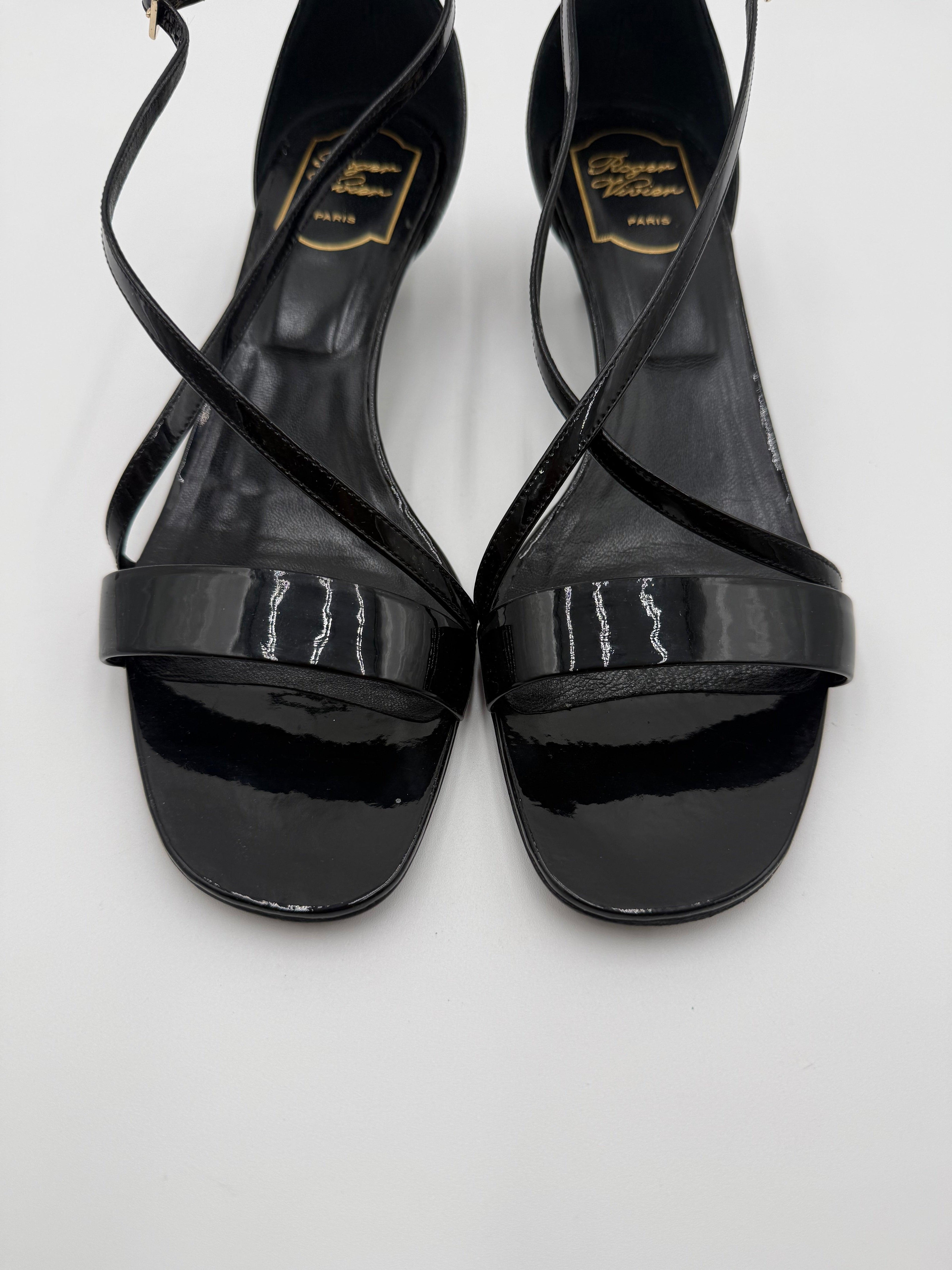 Roger Vivier Sandali con Cinturino Incrociato in Vernice Nera