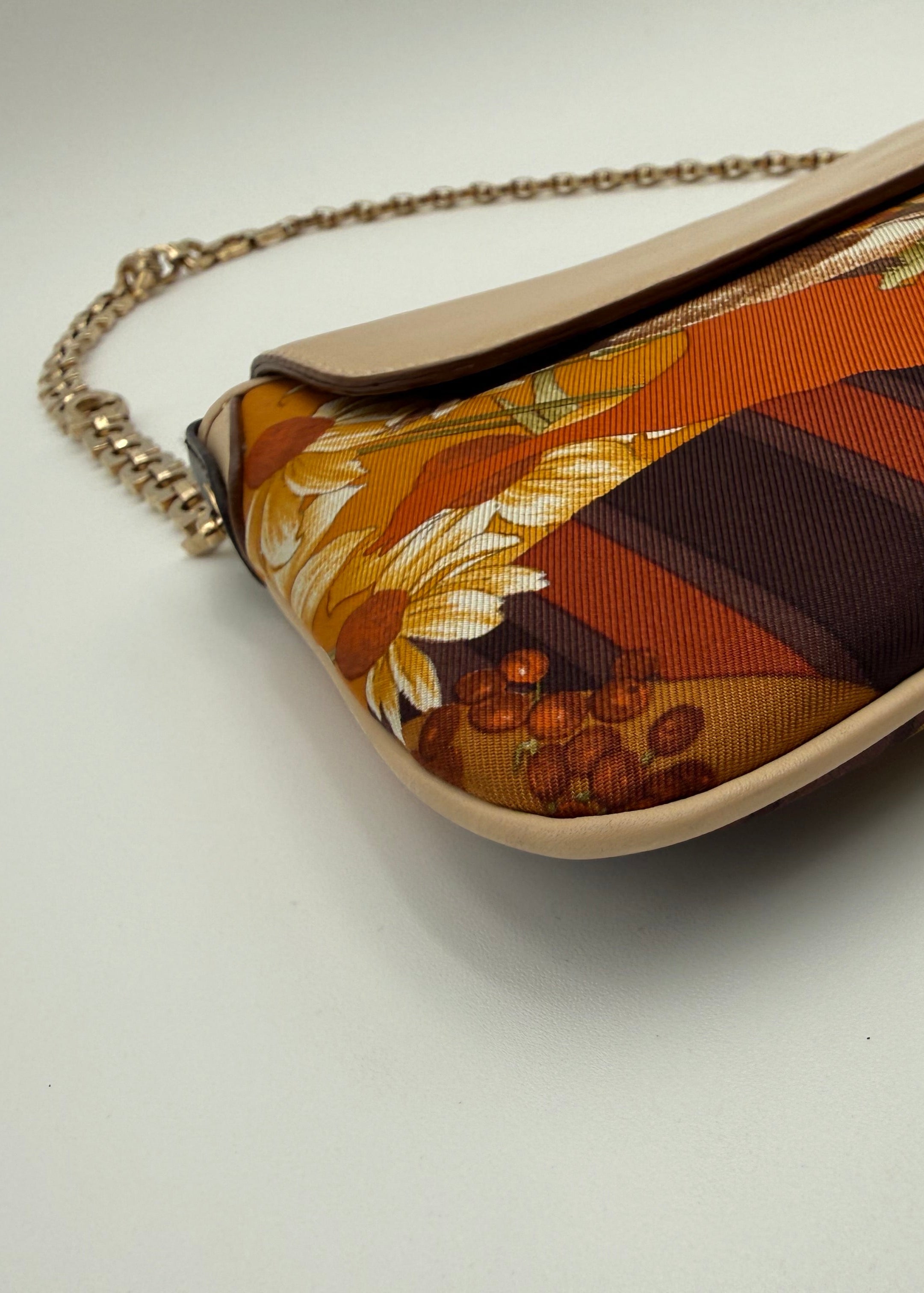 Salvatore Ferragamo Borsa a Spalla Vintage in Seta e Pelle con Stampa Fluviale Beige - Mercatino di Ninni