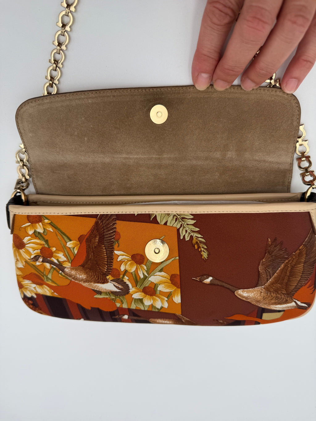 Salvatore Ferragamo Borsa a Spalla Vintage in Seta e Pelle con Stampa Fluviale Beige - Mercatino di Ninni