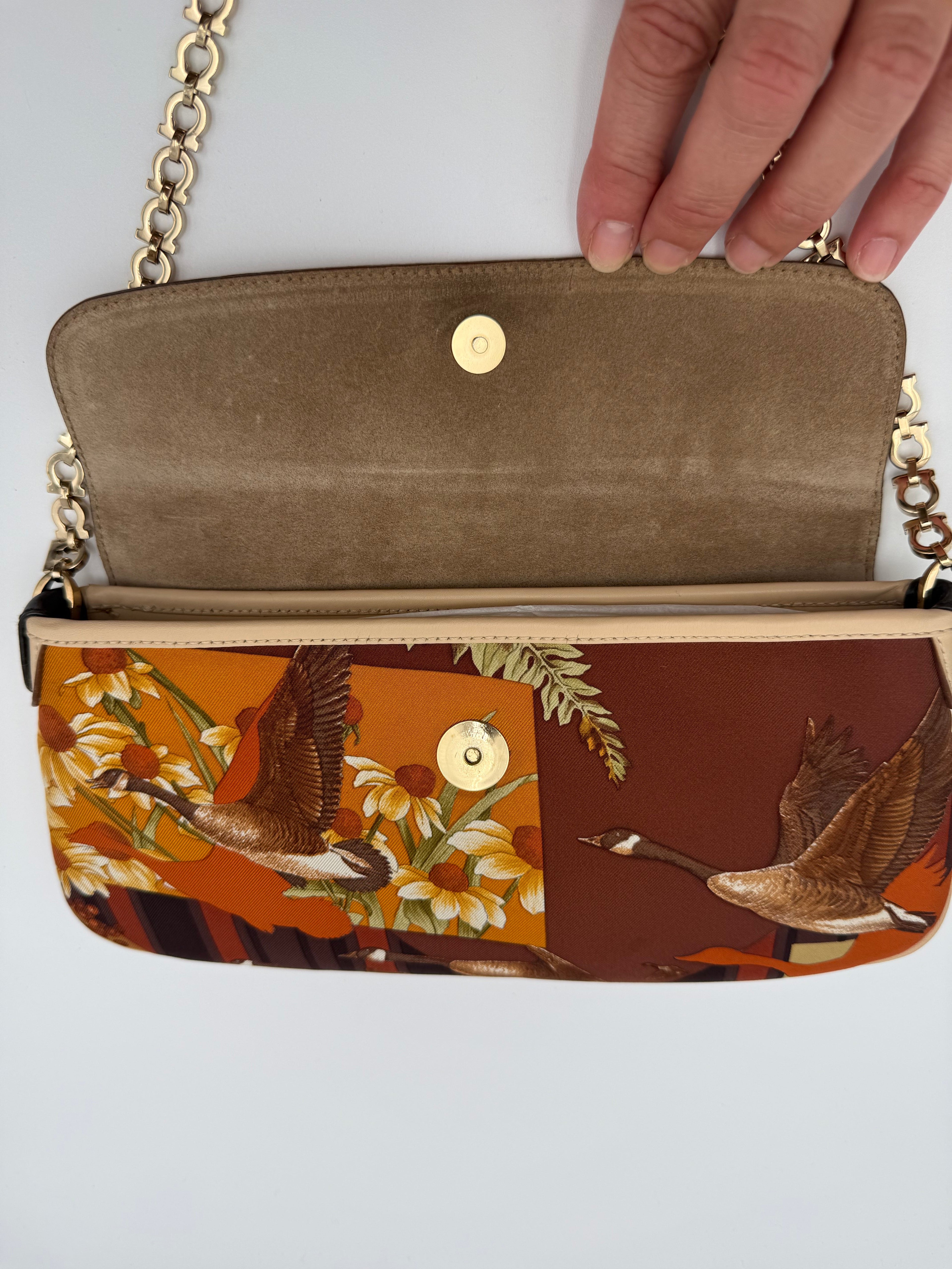 Salvatore Ferragamo Borsa a Spalla Vintage in Seta e Pelle con Stampa Fluviale Beige - Mercatino di Ninni