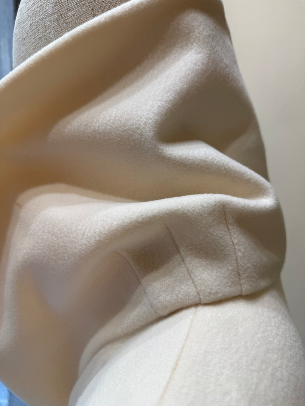 Salvatore Ferragamo Cappotto Couture in Lana Panna con Bottoni Gioiello Panna - Mercatino di Ninni
