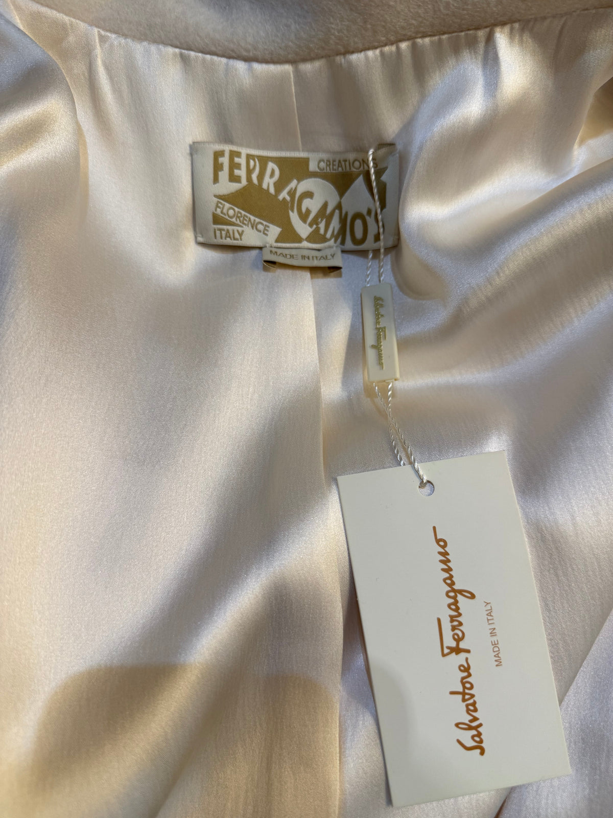 Salvatore Ferragamo Cappotto Couture in Lana Panna con Bottoni Gioiello Panna - Mercatino di Ninni
