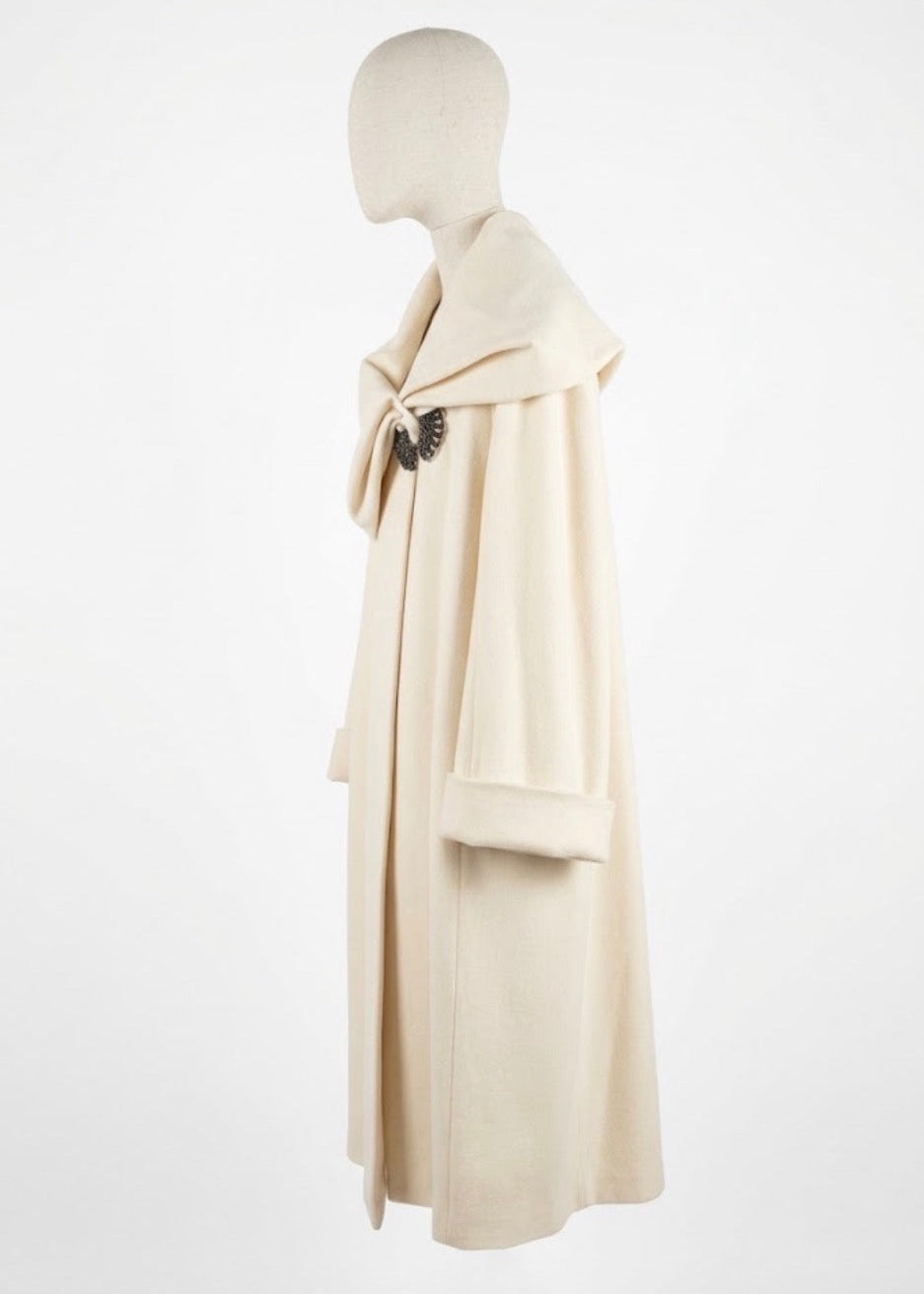 Salvatore Ferragamo Cappotto Couture in Lana Panna con Bottoni Gioiello Panna - Mercatino di Ninni