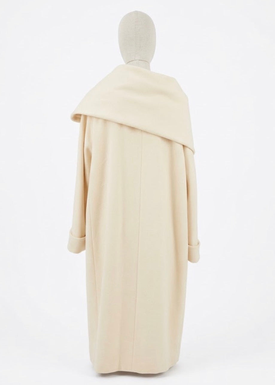 Salvatore Ferragamo Cappotto Couture in Lana Panna con Bottoni Gioiello Panna - Mercatino di Ninni