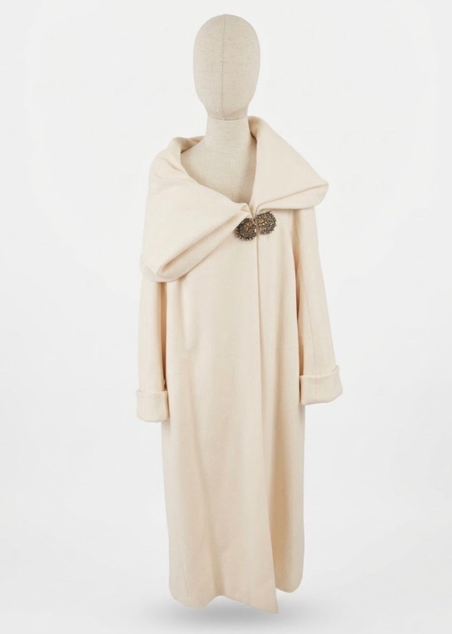 Salvatore Ferragamo Cappotto Couture in Lana Panna con Bottoni Gioiello Panna - Mercatino di Ninni