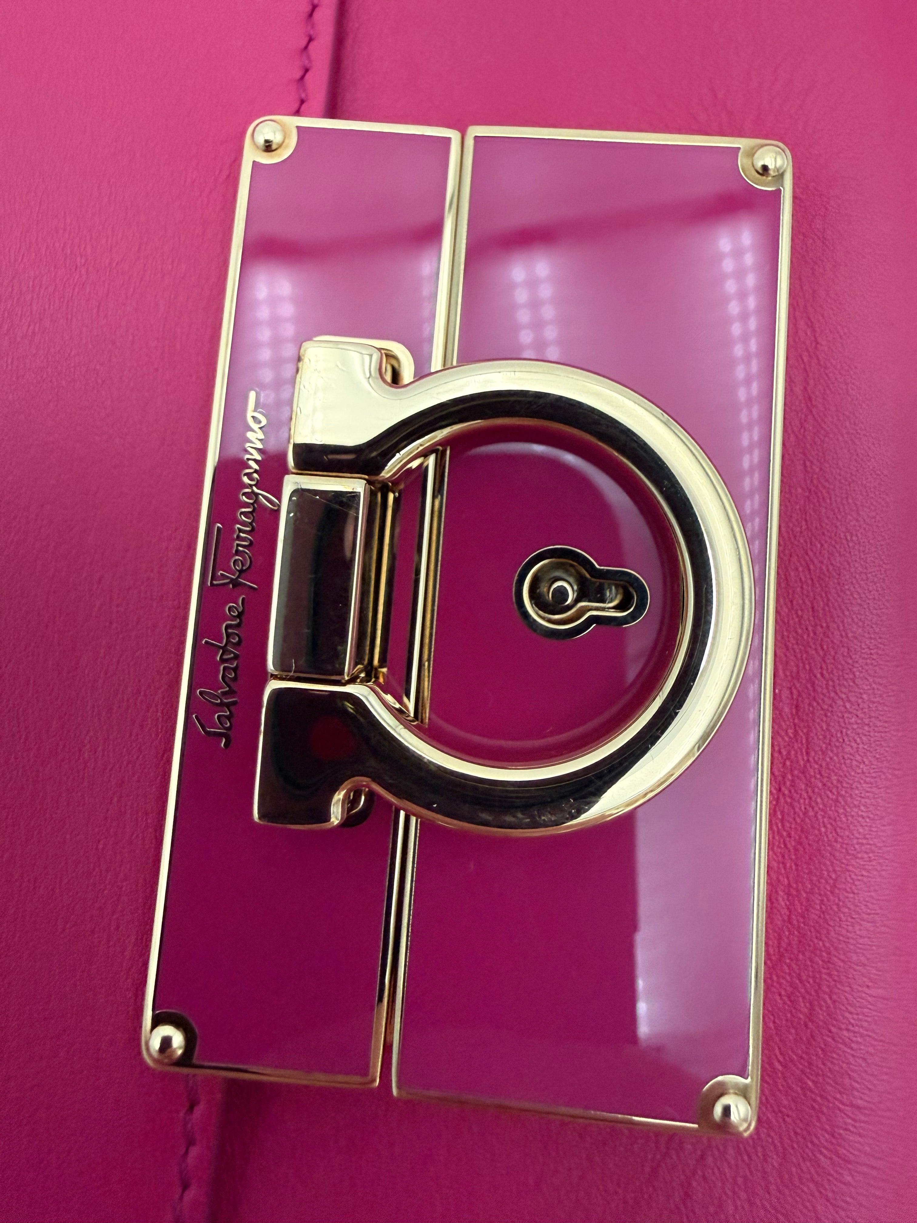 Salvatore Ferragamo Pochette Vintage in Pelle Fucsia - Mercatino di Ninni