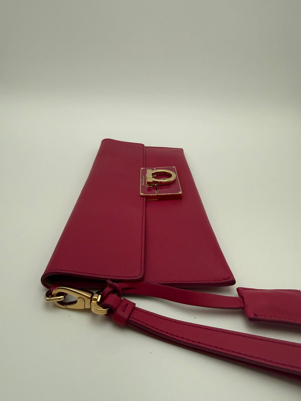 Salvatore Ferragamo Pochette Vintage in Pelle Fucsia - Mercatino di Ninni
