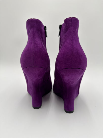 Salvatore Ferragamo Stivaletti Modello "Bolgheri" Cut-Out Bootie in Pelle Scamosciata Viola Salvatore Ferragamo