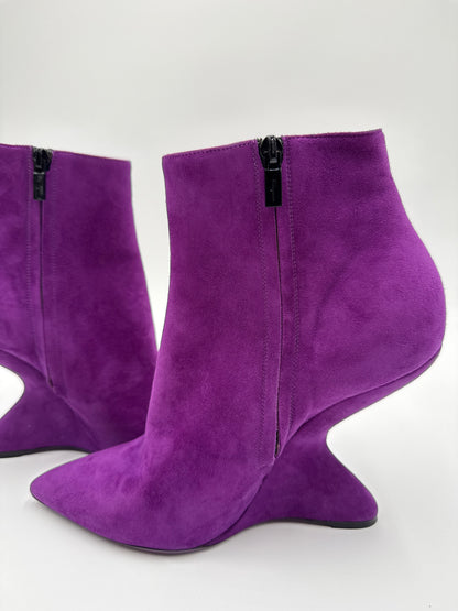 Salvatore Ferragamo Stivaletti Modello "Bolgheri" Cut-Out Bootie in Pelle Scamosciata Viola Salvatore Ferragamo