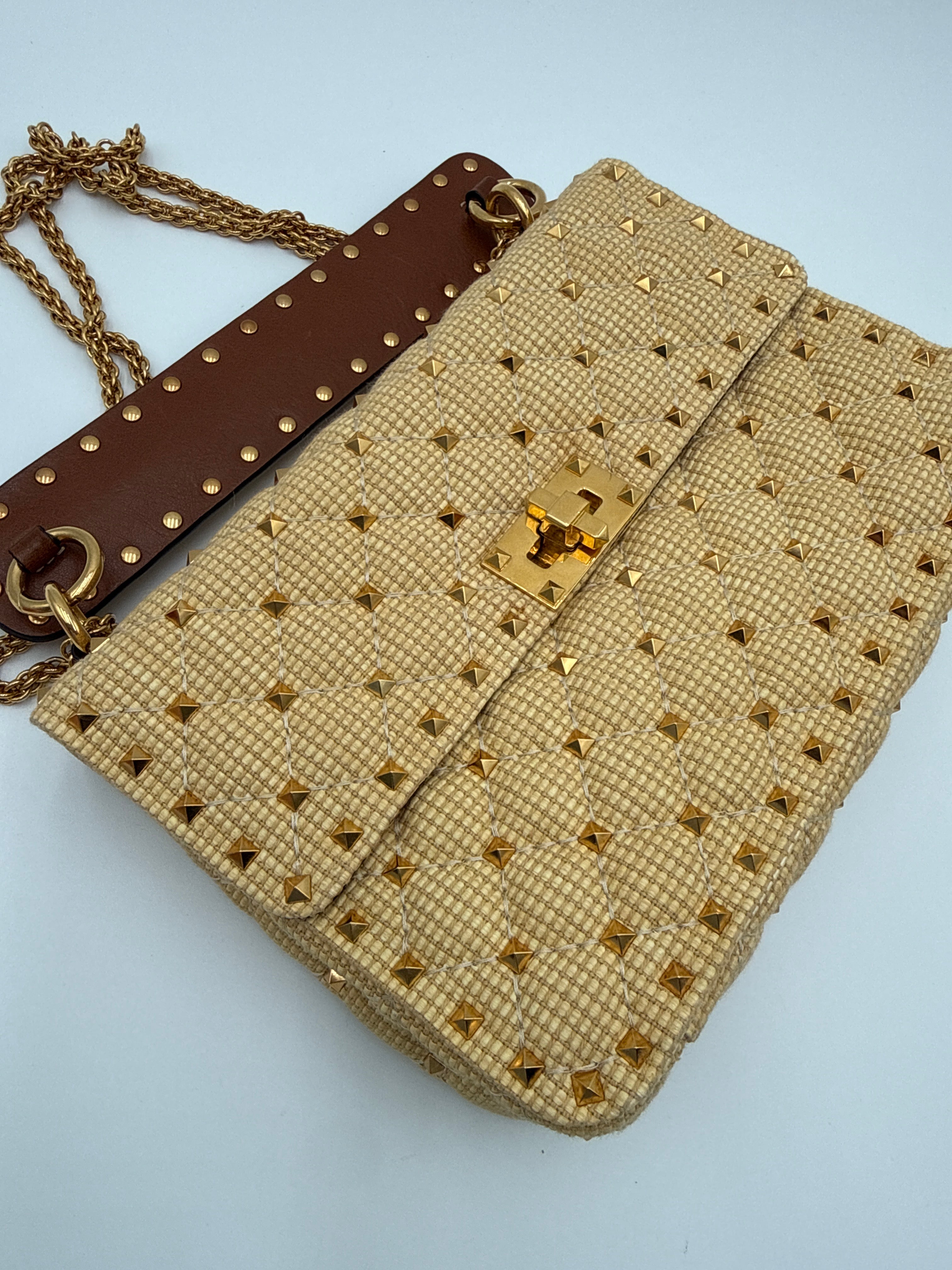Valentino Garavani Rockstud Spike Borsa in Raffia e Pelle Valentino Garavani