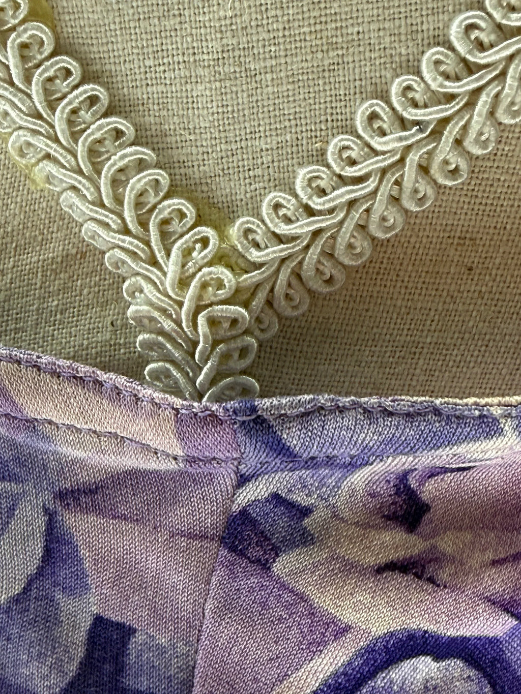 Versace-Maglia-Vintage-in-Viscosa-Stampa-Rose-Viola-Mercatino-di-Ninni-71634173231453 - Mercatino di Ninni